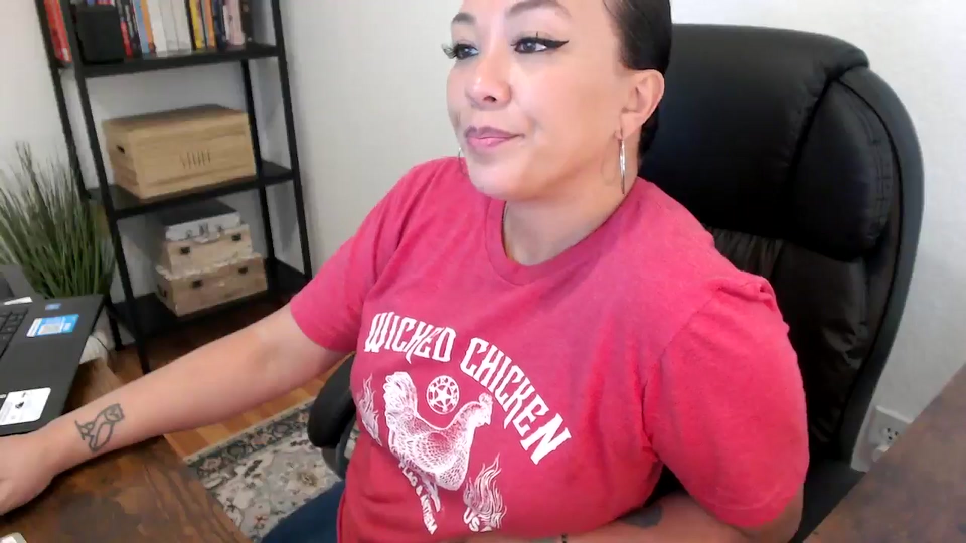 Gallery image thumbnail from MickaylaMoon's myfreecams stream on, 08/01/2024, 20:56 image 6 of 20