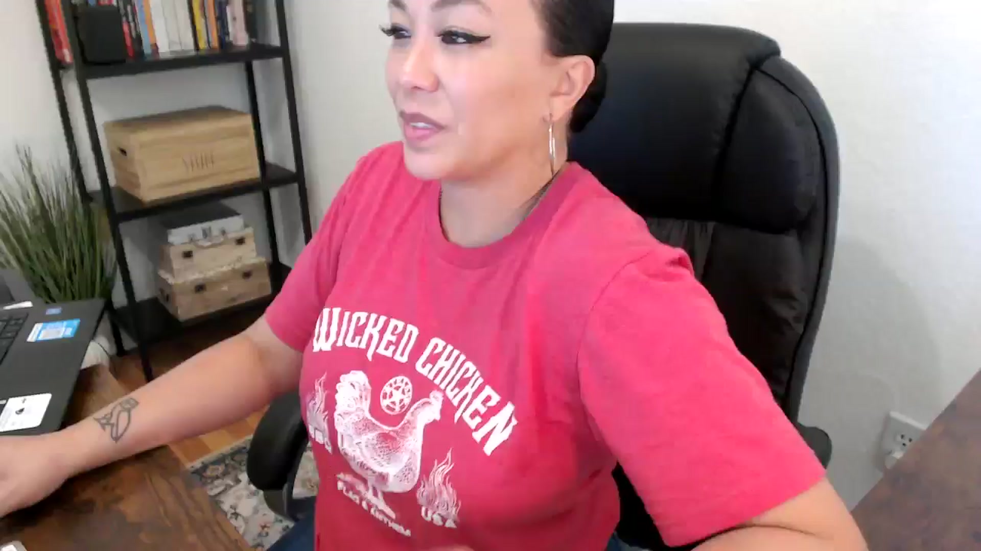 Gallery image thumbnail from MickaylaMoon's myfreecams stream on, 08/01/2024, 20:56 image 14 of 20