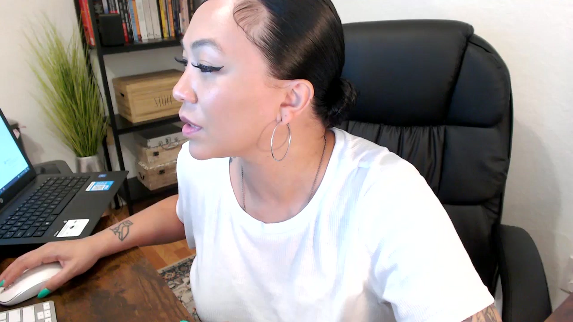 Gallery image thumbnail from MickaylaMoon's myfreecams stream on, 08/02/2024, 17:10 image 14 of 20