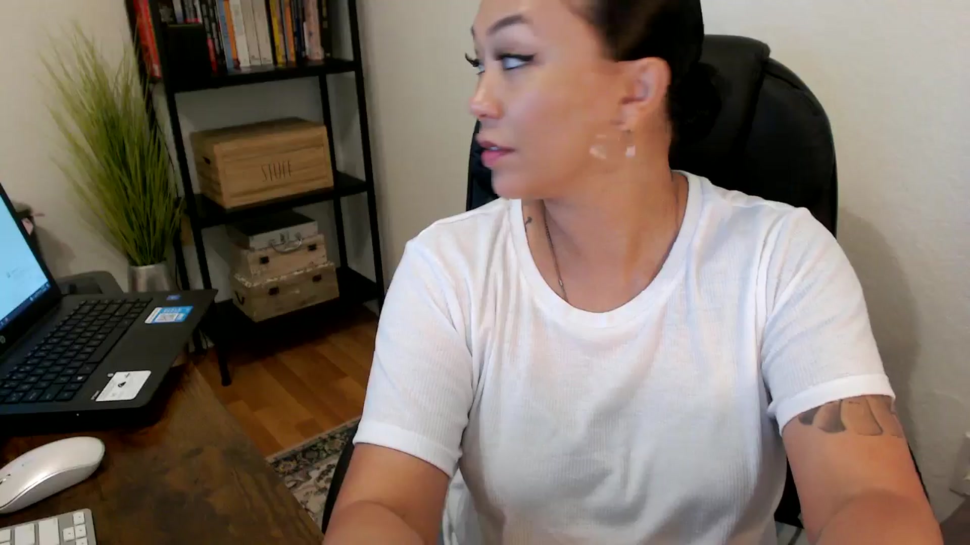 Gallery image thumbnail from MickaylaMoon's myfreecams stream on, 08/02/2024, 17:10 image 11 of 20