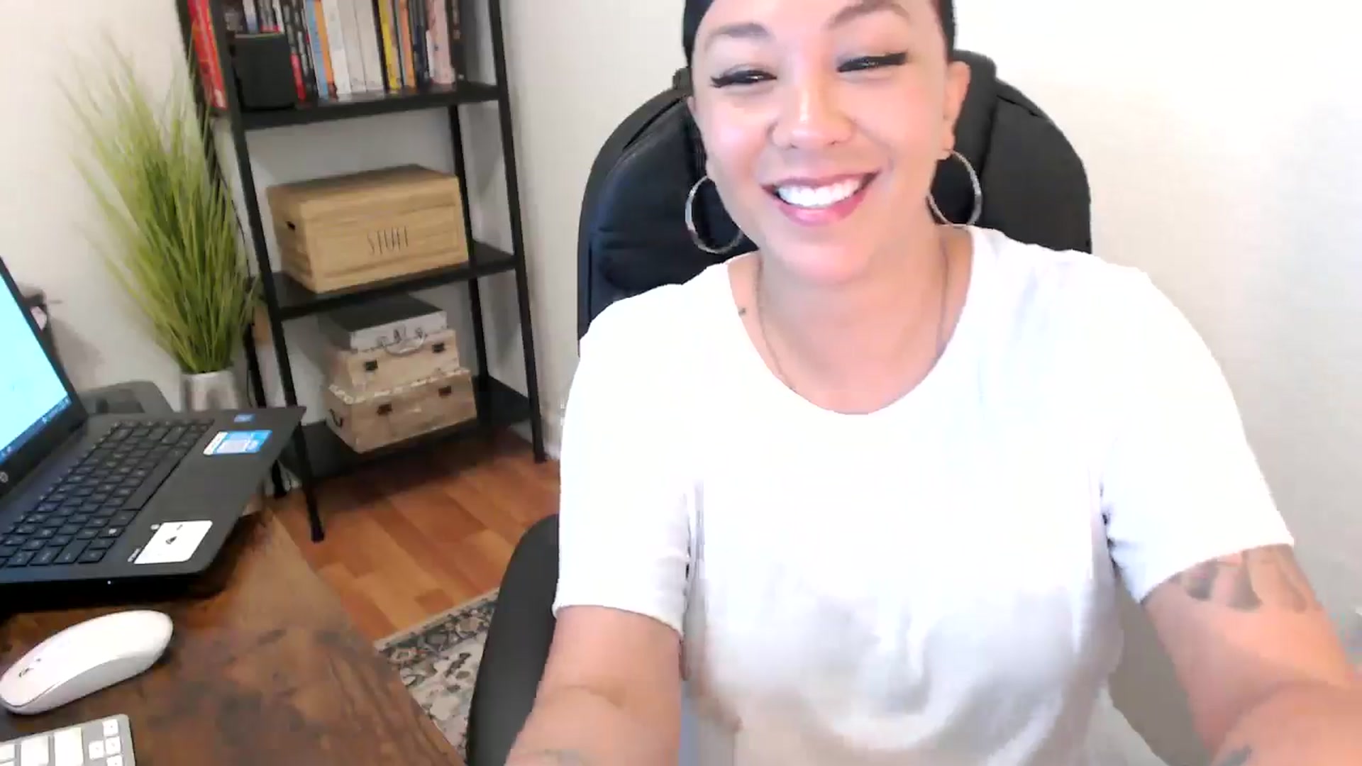 Gallery image thumbnail from MickaylaMoon's myfreecams stream on, 08/02/2024, 17:10 image 5 of 20