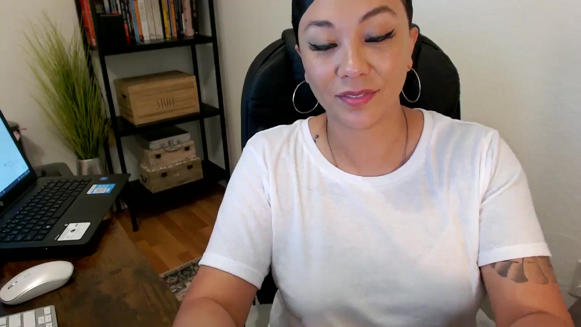Gallery image thumbnail from MickaylaMoon's myfreecams stream on, 08/02/2024, 17:10 image 2 of 20