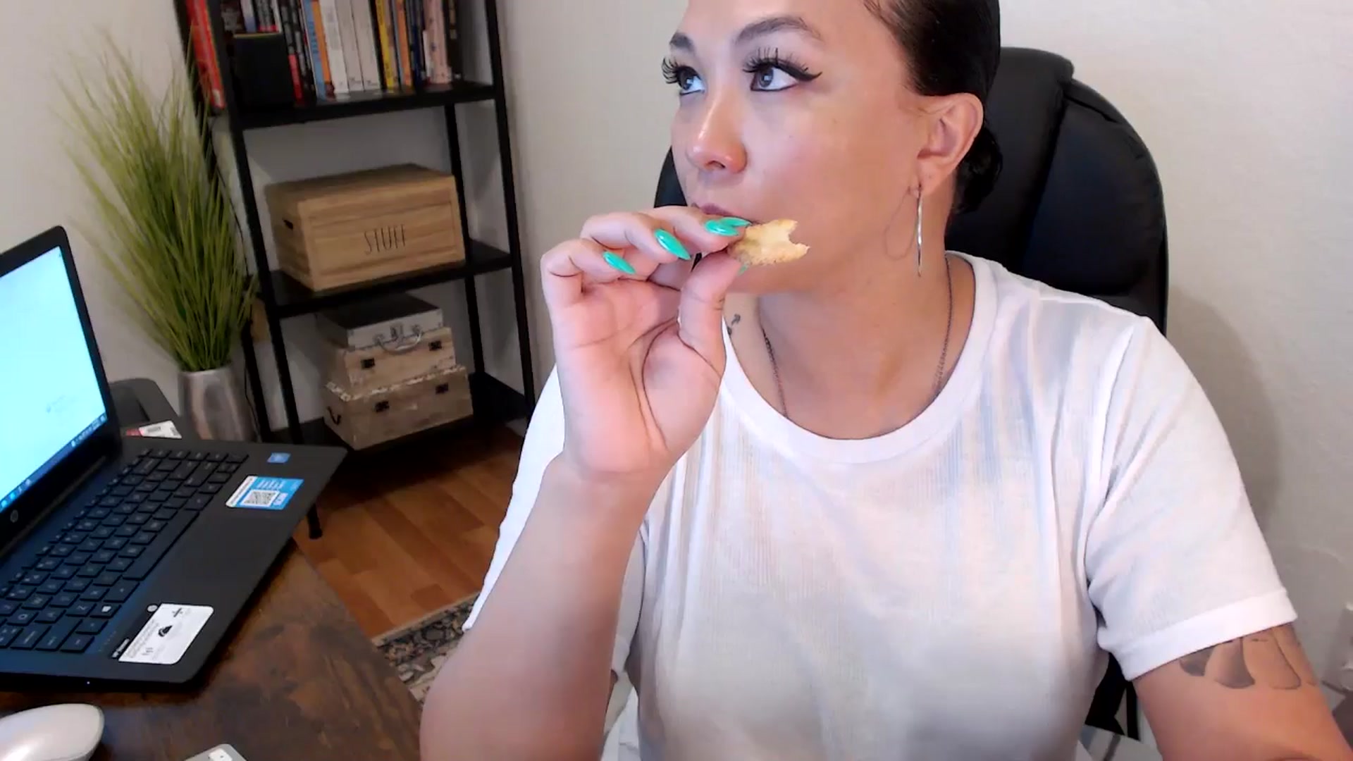 Gallery image thumbnail from MickaylaMoon's myfreecams stream on, 08/02/2024, 18:34 image 5 of 20