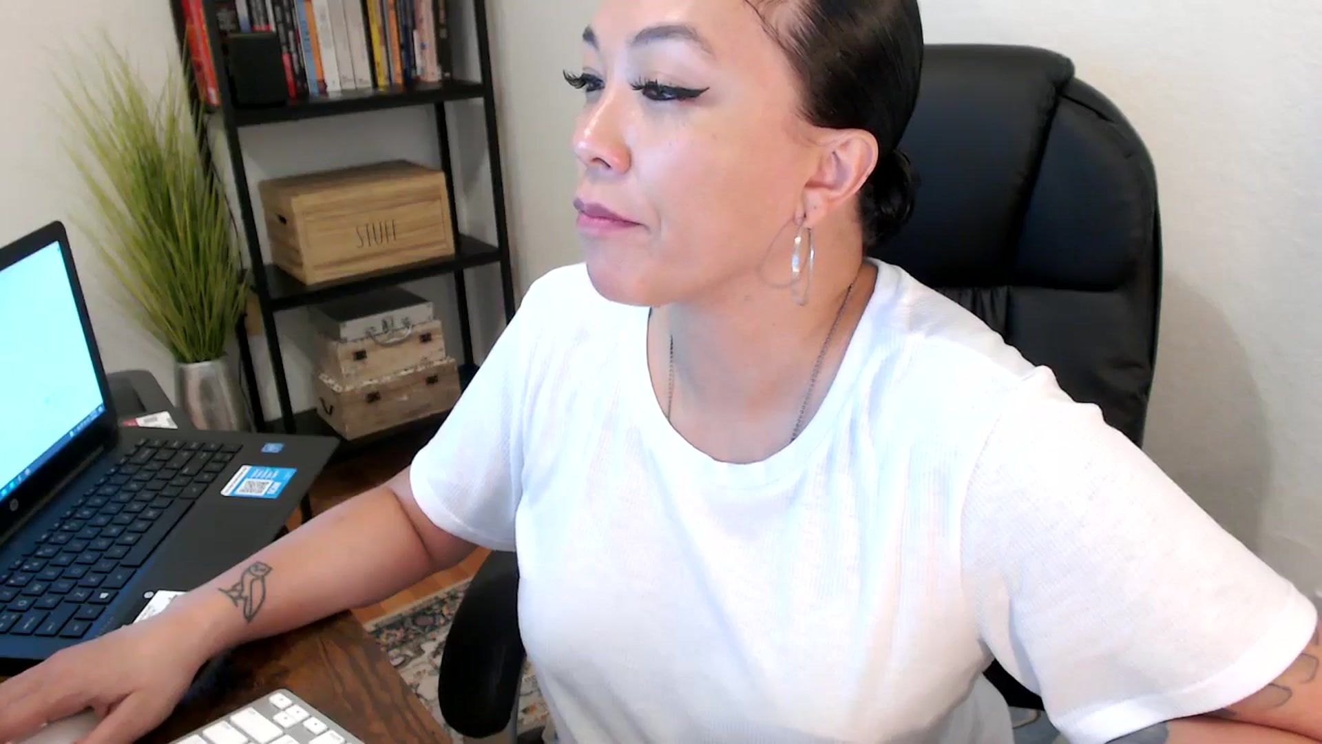 Gallery image thumbnail from MickaylaMoon's myfreecams stream on, 08/02/2024, 18:34 image 9 of 20