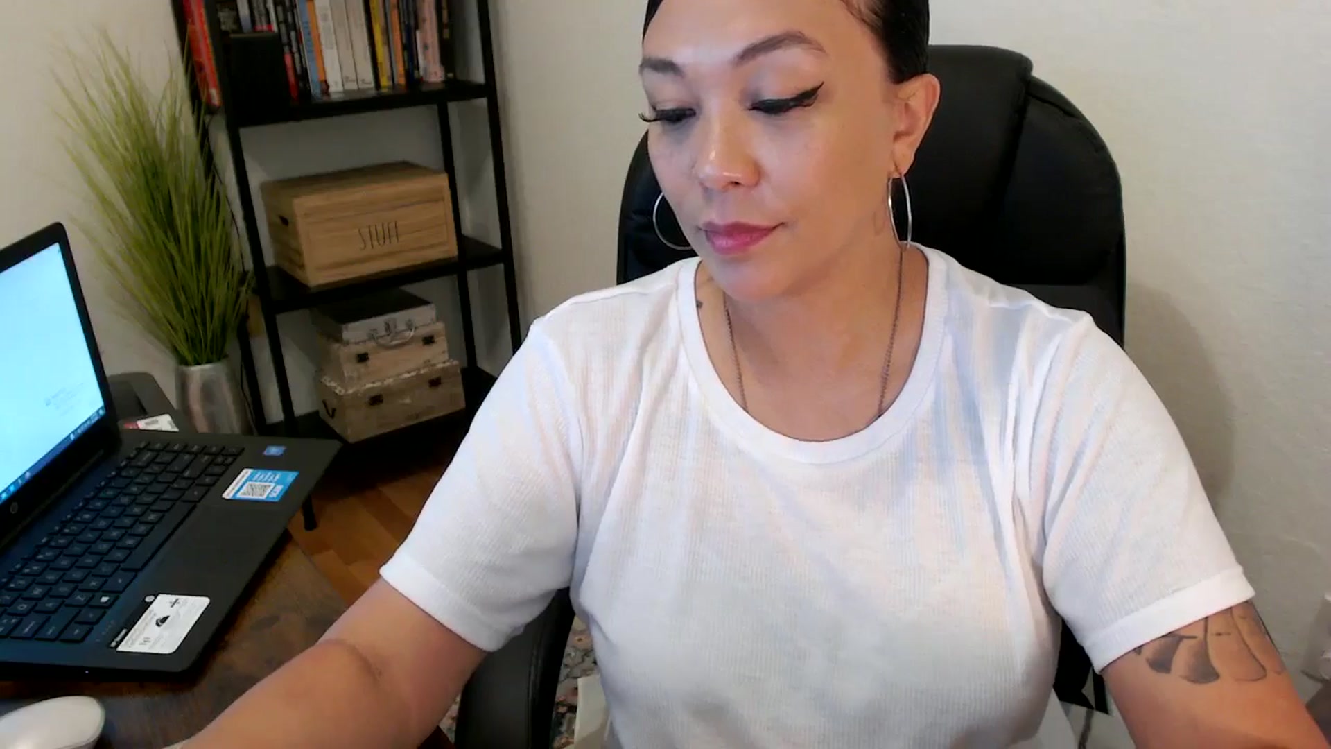 Gallery image thumbnail from MickaylaMoon's myfreecams stream on, 08/02/2024, 18:34 image 17 of 20