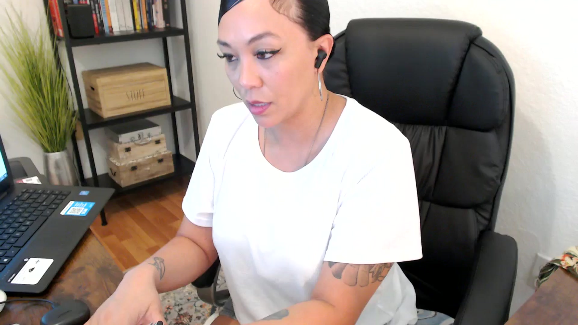 Gallery image thumbnail from MickaylaMoon's myfreecams stream on, 08/02/2024, 21:09 image 1 of 20