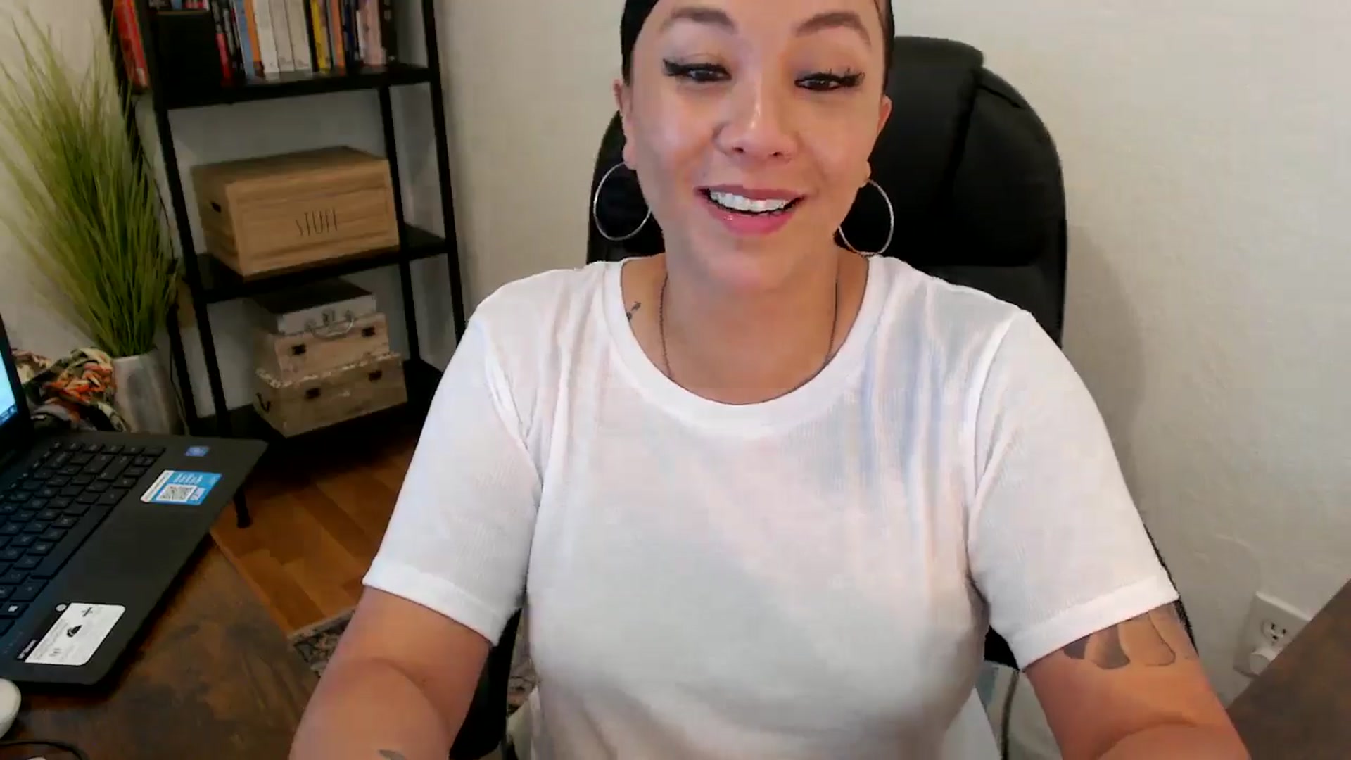 Gallery image thumbnail from MickaylaMoon's myfreecams stream on, 08/02/2024, 21:09 image 17 of 20