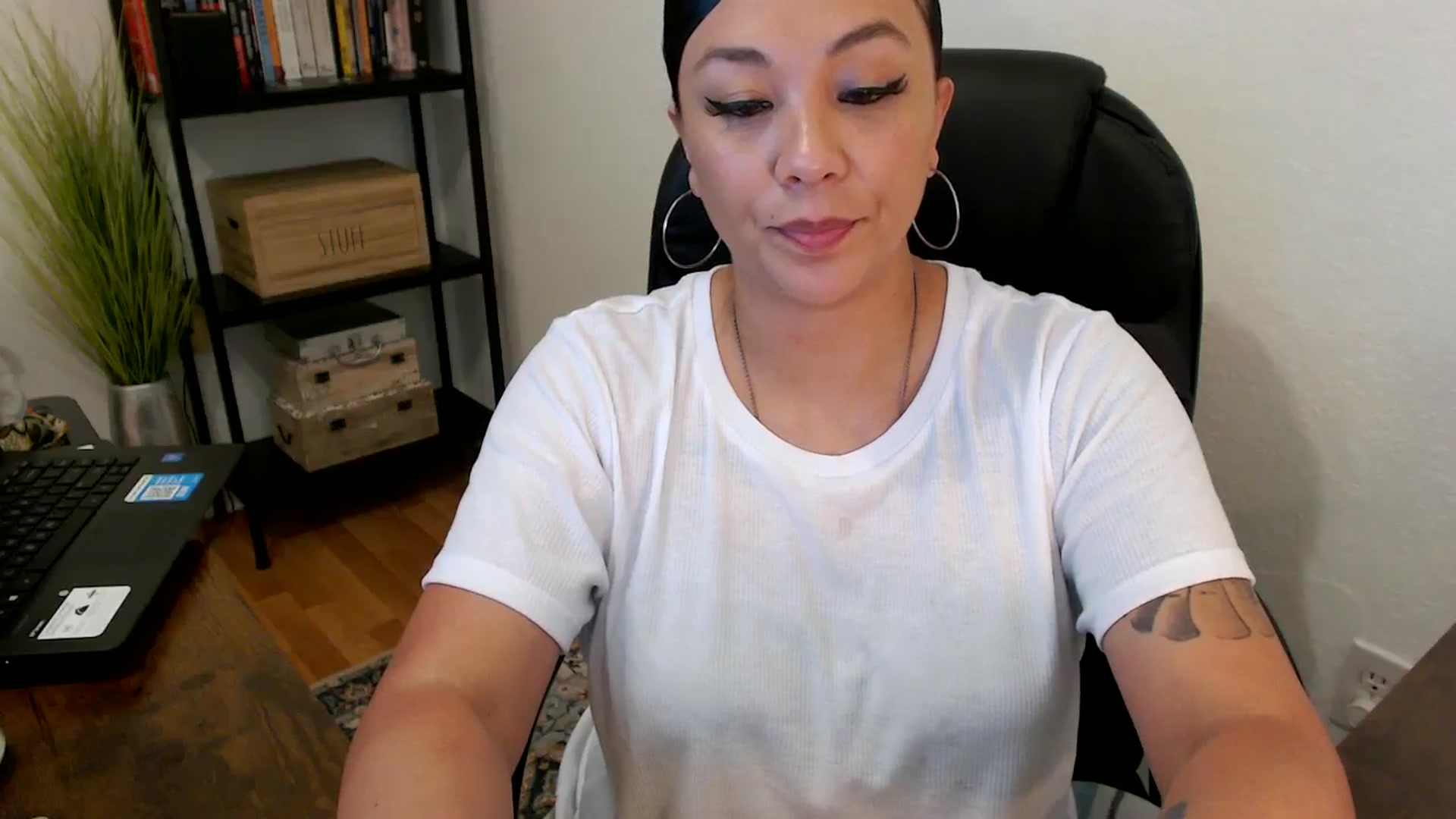 Gallery image thumbnail from MickaylaMoon's myfreecams stream on, 08/02/2024, 22:21 image 18 of 20