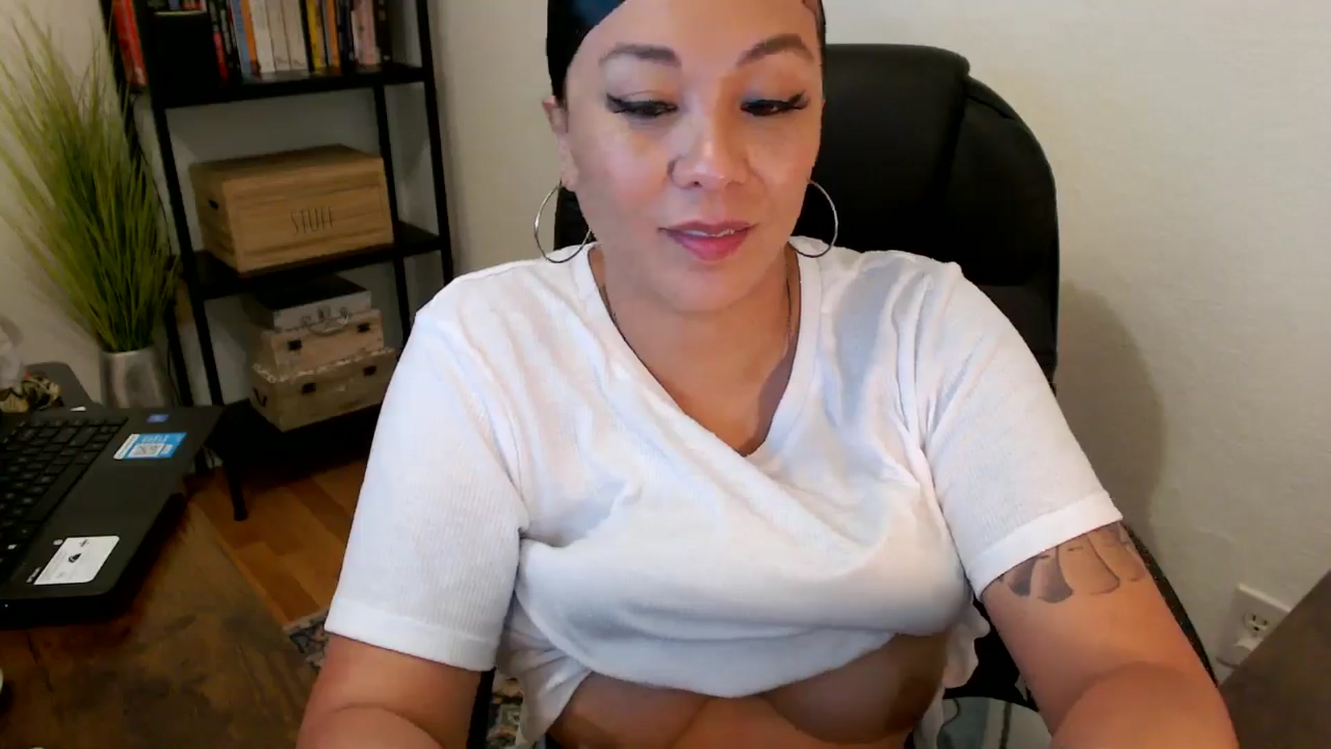 Gallery image thumbnail from MickaylaMoon's myfreecams stream on, 08/02/2024, 22:21 image 6 of 20
