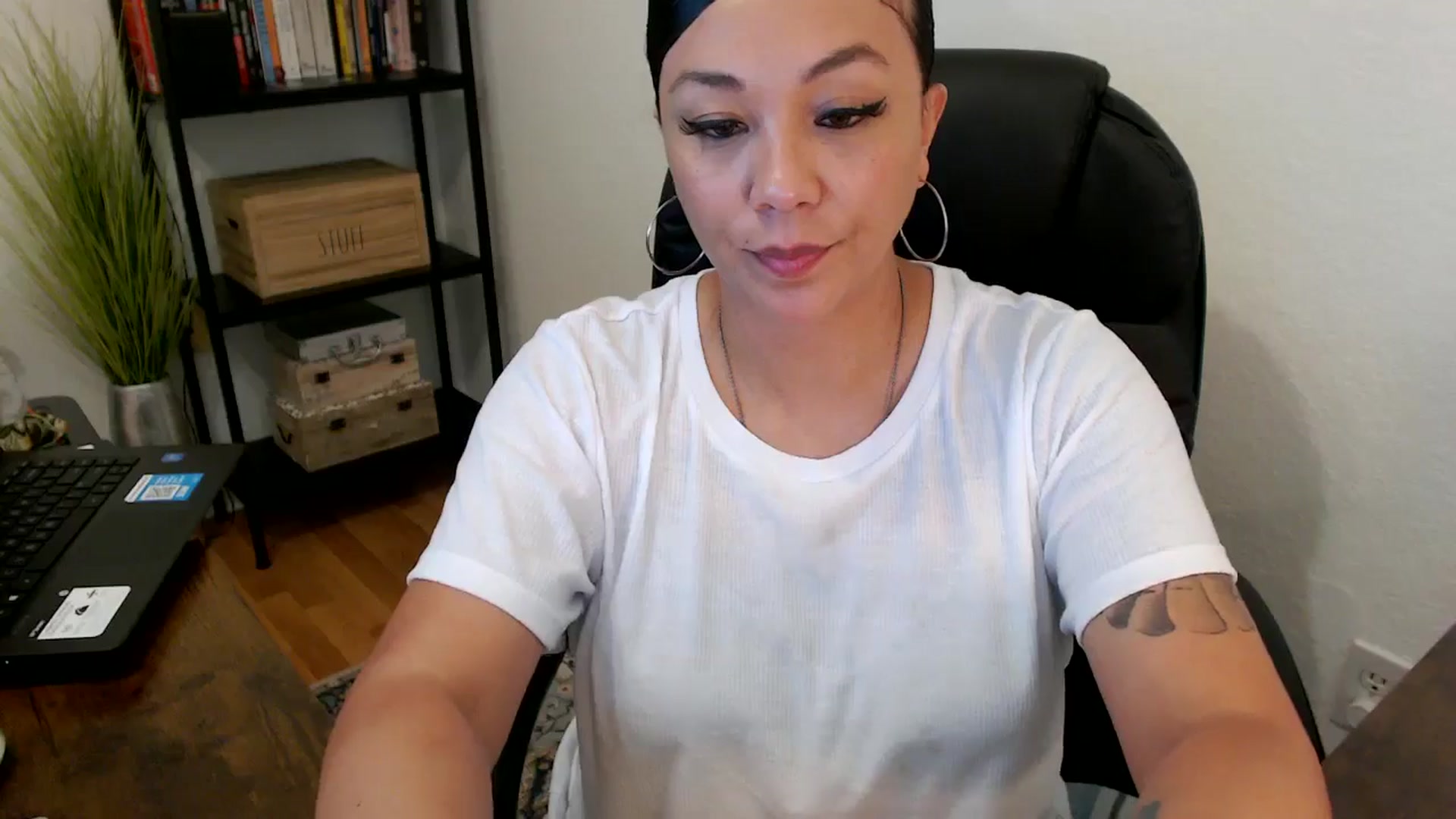 Gallery image thumbnail from MickaylaMoon's myfreecams stream on, 08/02/2024, 22:21 image 17 of 20