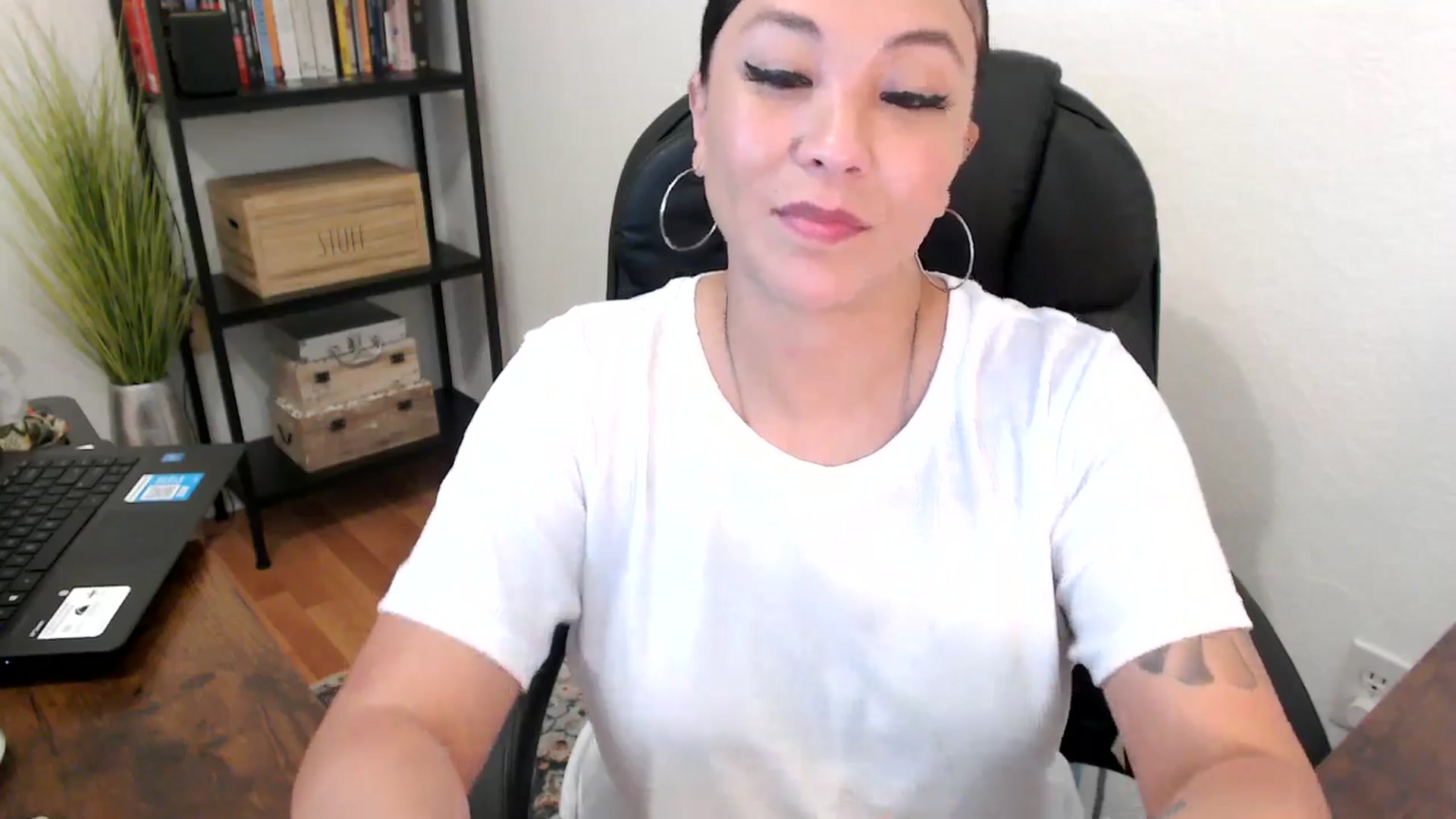 Gallery image thumbnail from MickaylaMoon's myfreecams stream on, 08/02/2024, 22:21 image 13 of 20