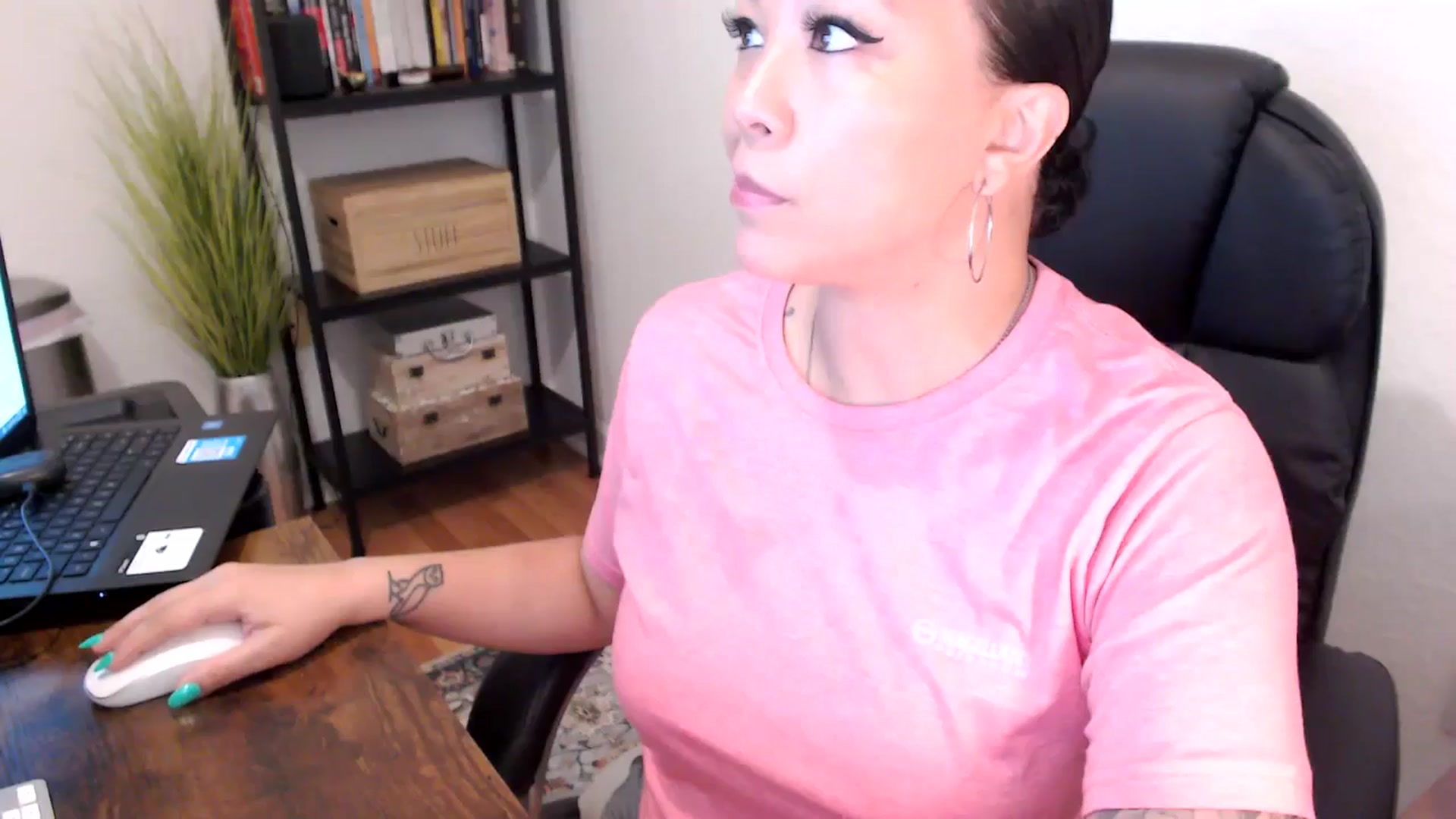 Gallery image thumbnail from MickaylaMoon's myfreecams stream on, 08/06/2024, 14:01 image 10 of 20