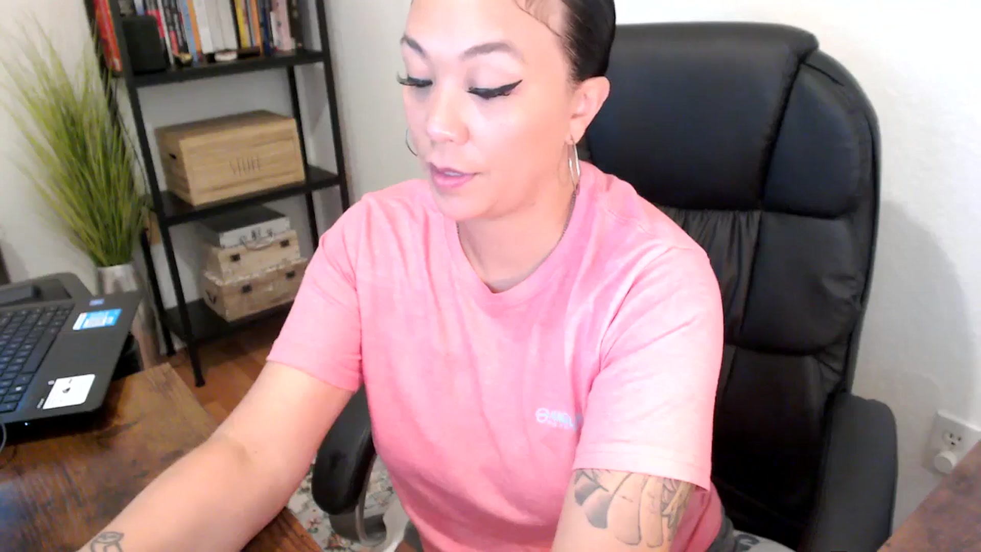 Gallery image thumbnail from MickaylaMoon's myfreecams stream on, 08/06/2024, 16:45 image 11 of 20