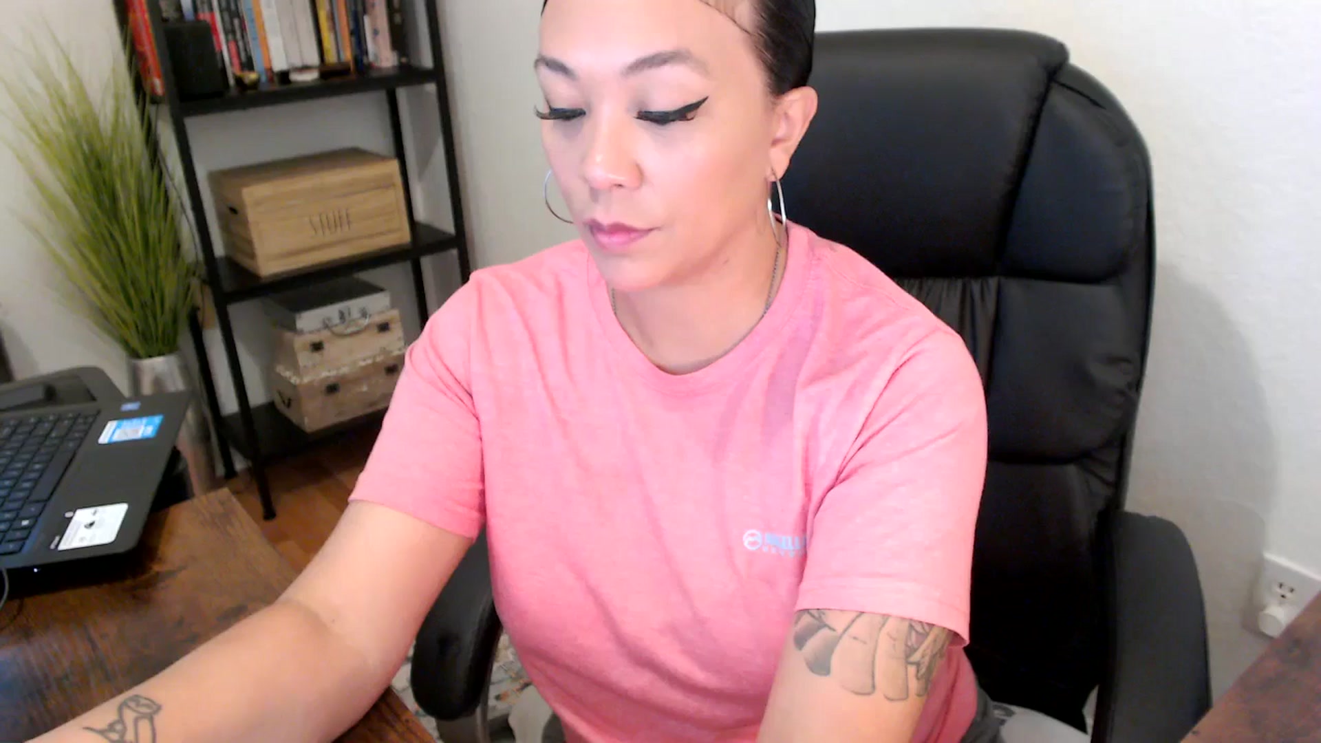 Gallery image thumbnail from MickaylaMoon's myfreecams stream on, 08/06/2024, 16:45 image 1 of 20