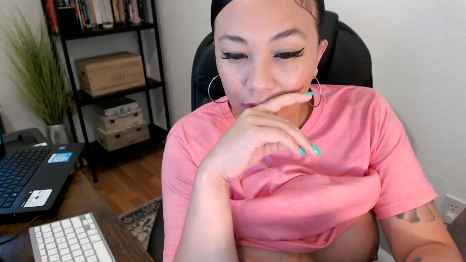 Gallery image thumbnail from MickaylaMoon's myfreecams stream on, 08/06/2024, 21:03 image 10 of 20