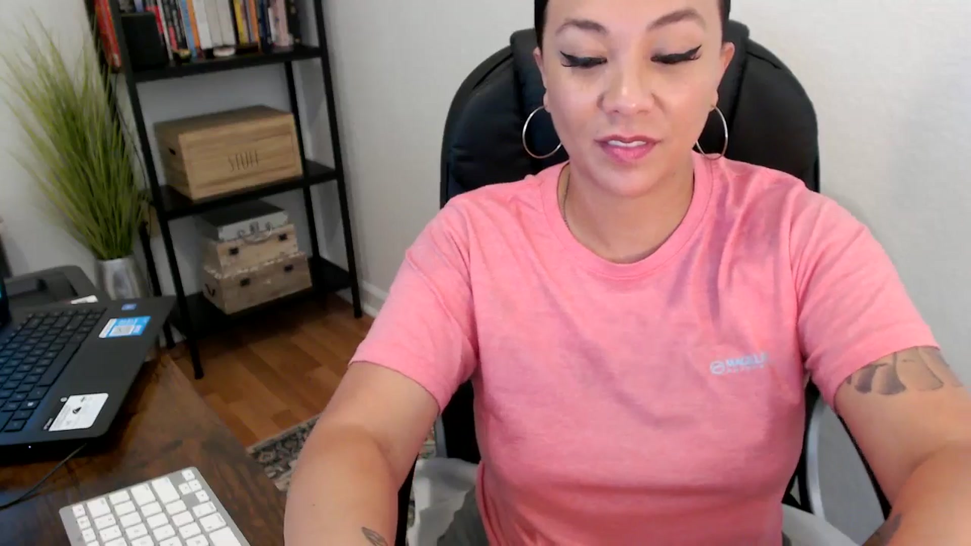 Gallery image thumbnail from MickaylaMoon's myfreecams stream on, 08/06/2024, 21:53 image 16 of 20