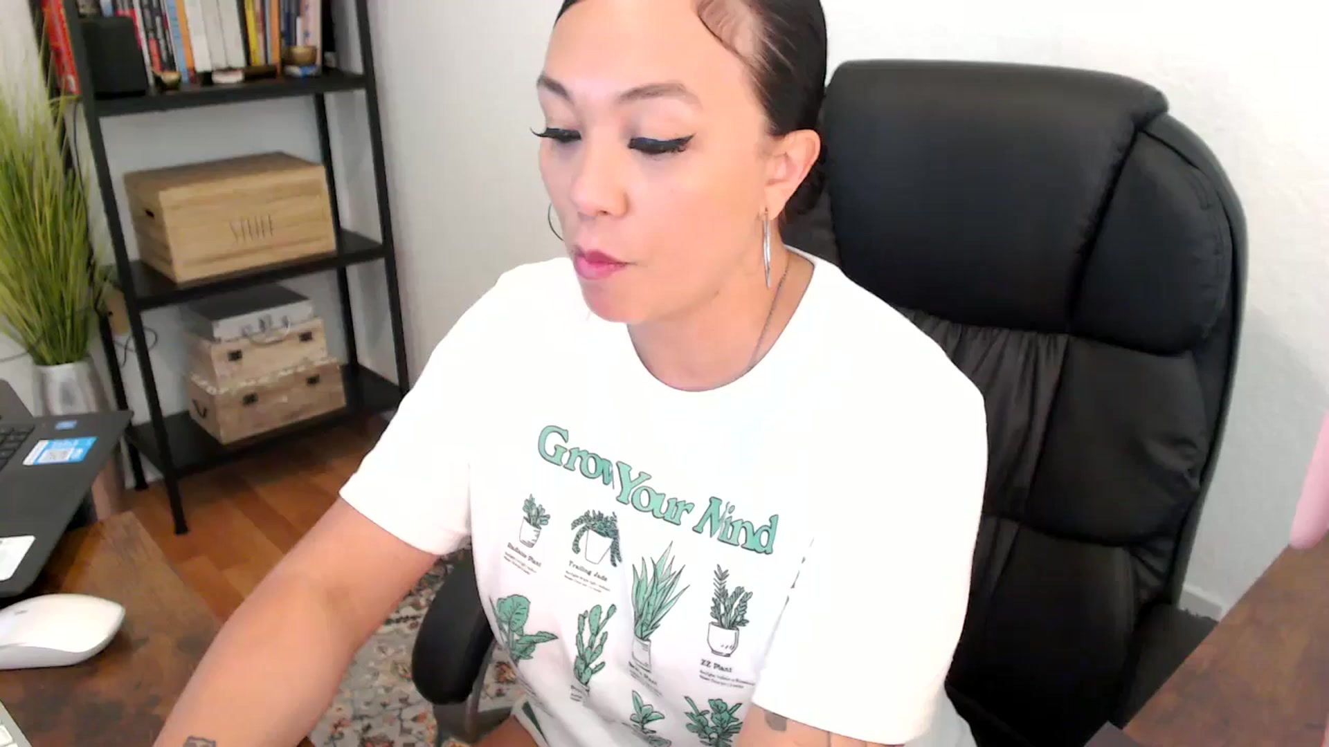 Gallery image thumbnail from MickaylaMoon's myfreecams stream on, 08/07/2024, 22:03 image 1 of 20