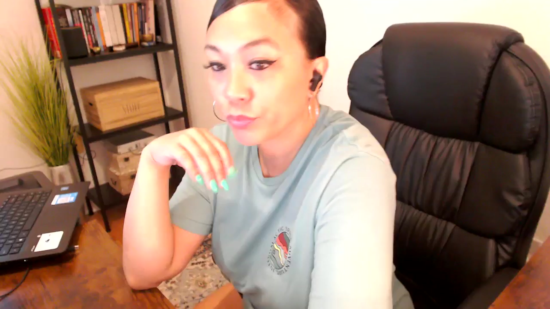 Gallery image thumbnail from MickaylaMoon's myfreecams stream on, 08/08/2024, 14:10 image 1 of 20