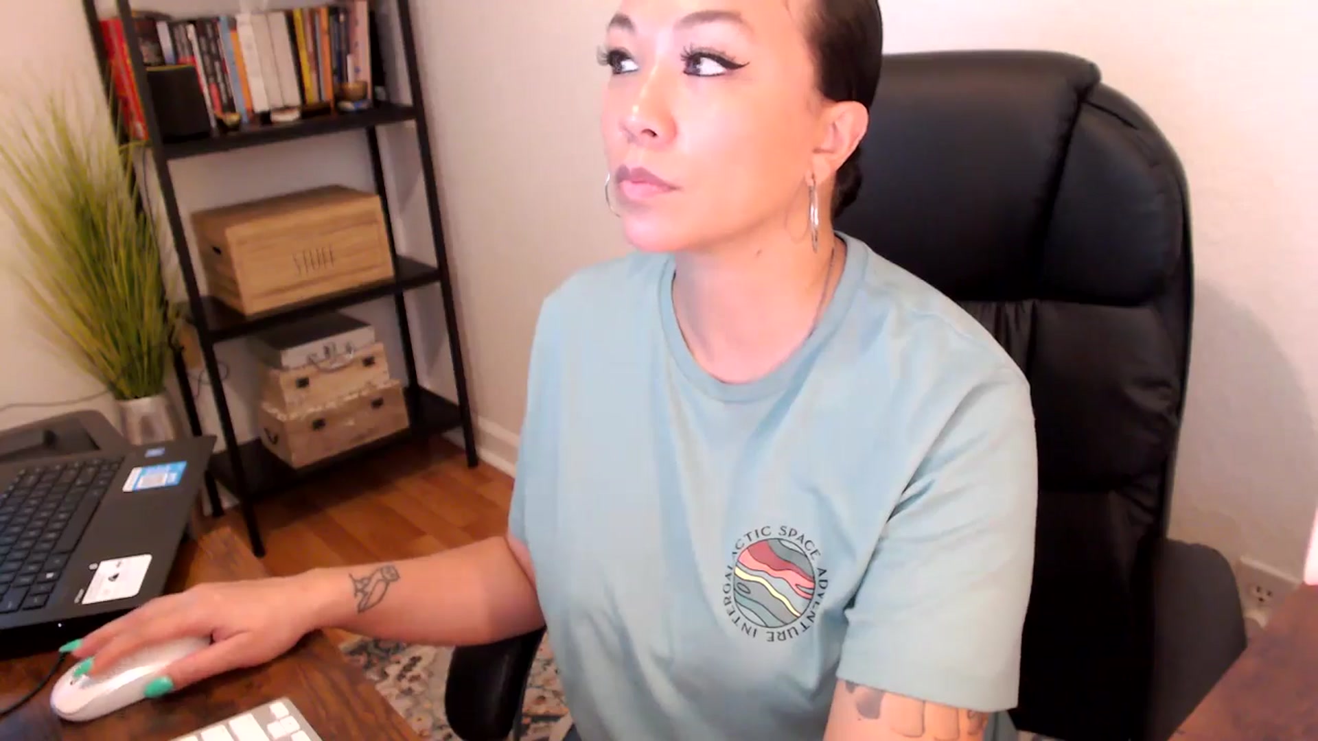 Gallery image thumbnail from MickaylaMoon's myfreecams stream on, 08/08/2024, 15:03 image 17 of 20