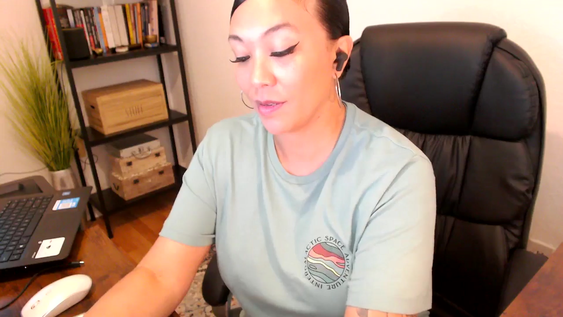 Gallery image thumbnail from MickaylaMoon's myfreecams stream on, 08/08/2024, 15:41 image 10 of 20