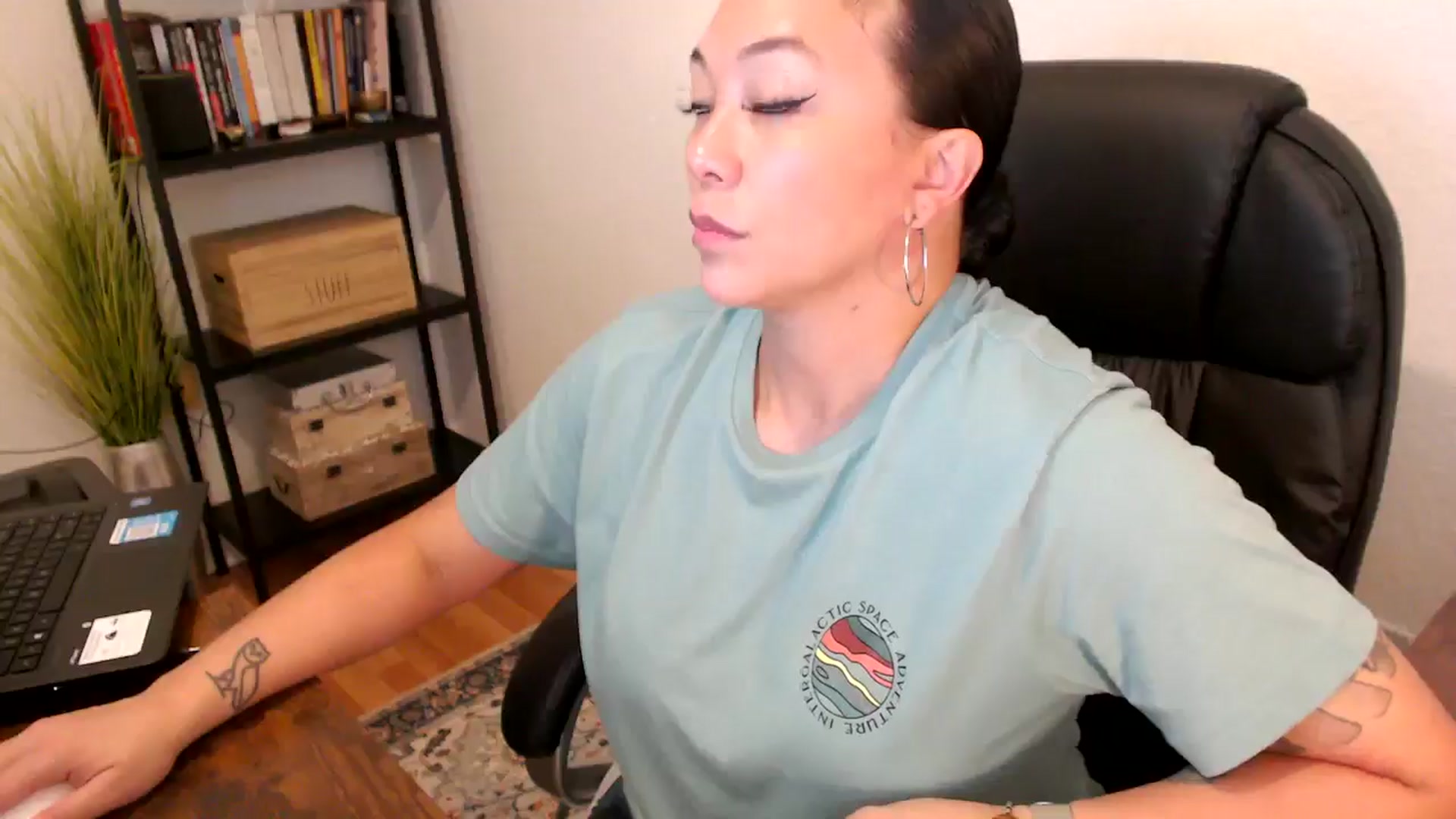 Gallery image thumbnail from MickaylaMoon's myfreecams stream on, 08/08/2024, 17:40 image 4 of 20