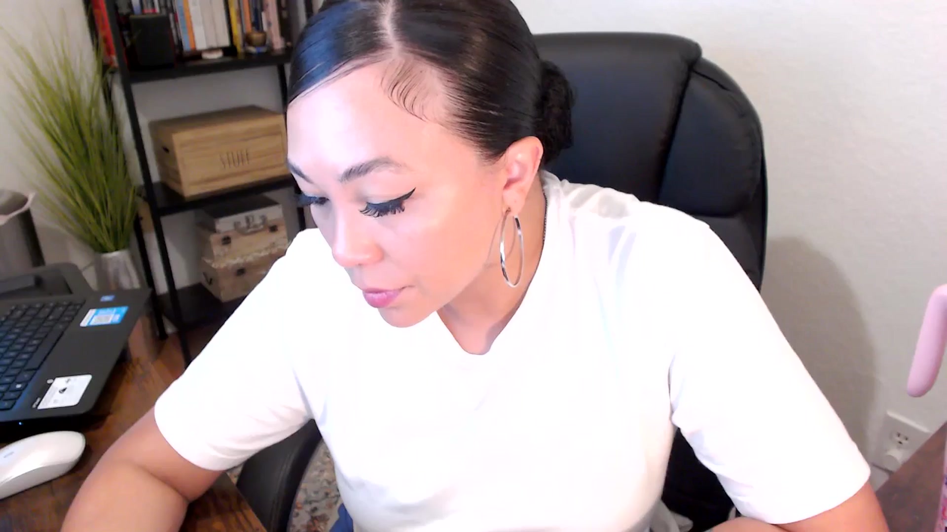 Gallery image thumbnail from MickaylaMoon's myfreecams stream on, 08/12/2024, 14:18 image 10 of 20