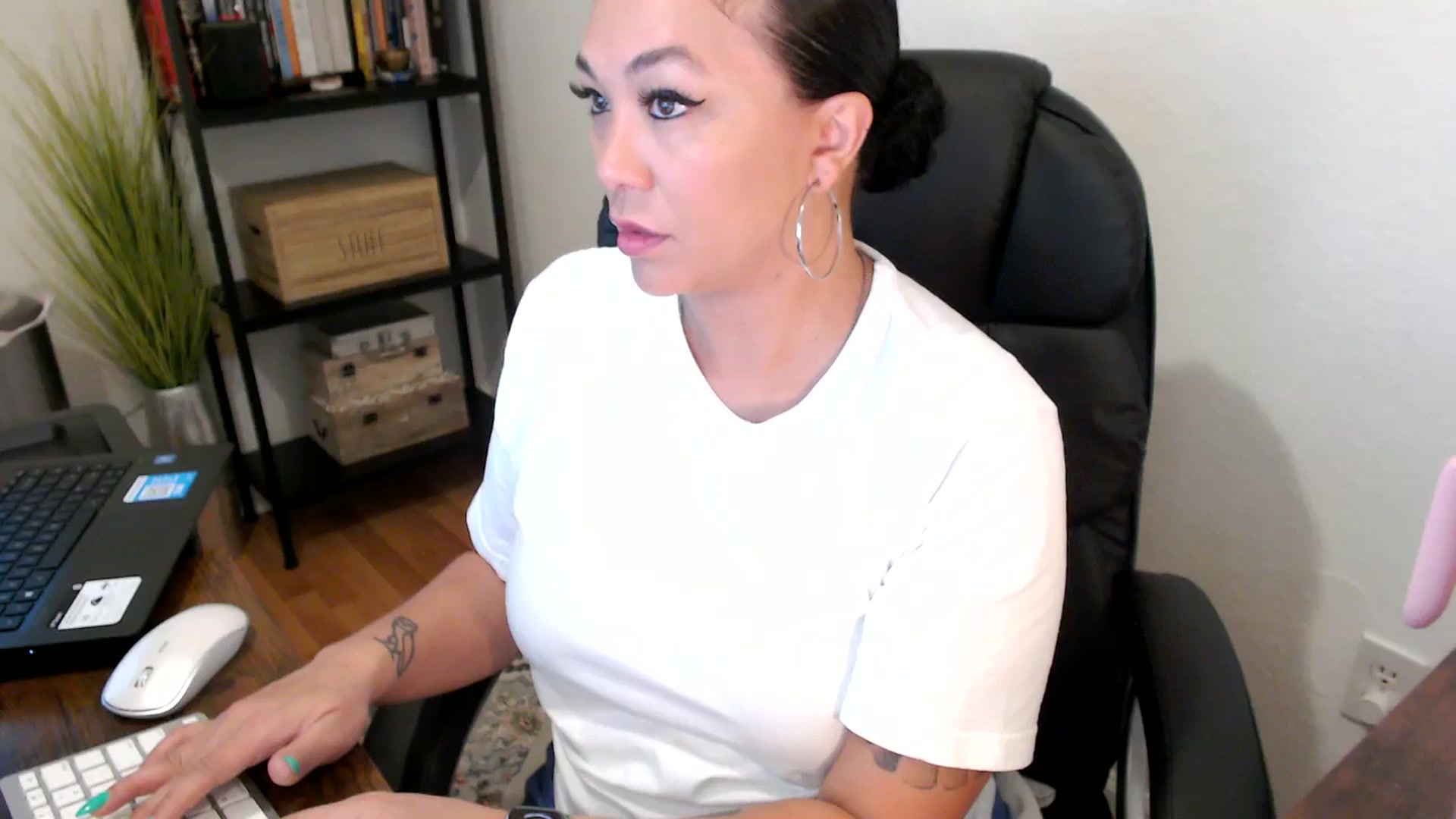 Gallery image thumbnail from MickaylaMoon's myfreecams stream on, 08/12/2024, 14:18 image 3 of 20