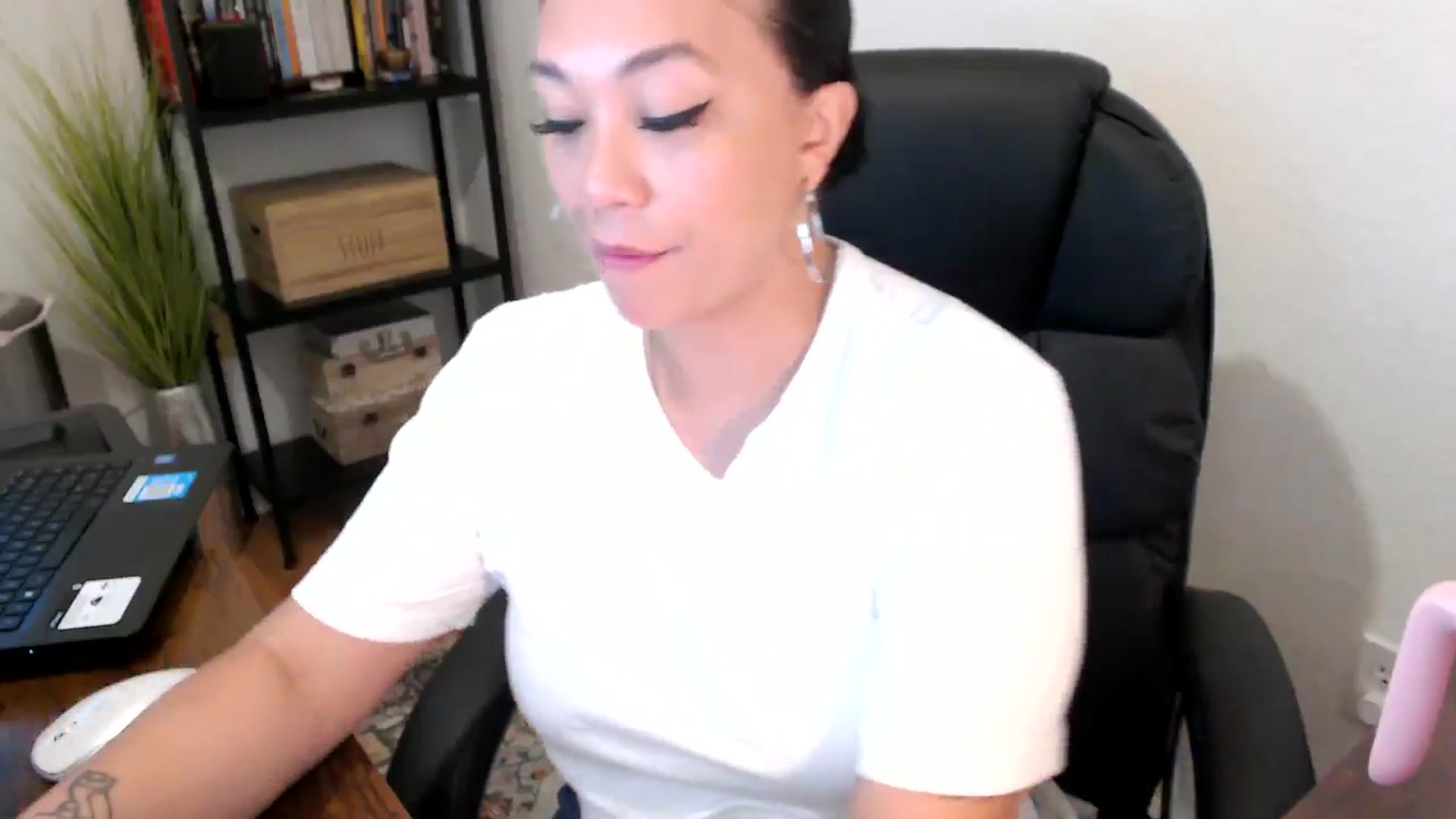 Gallery image thumbnail from MickaylaMoon's myfreecams stream on, 08/12/2024, 14:18 image 15 of 20