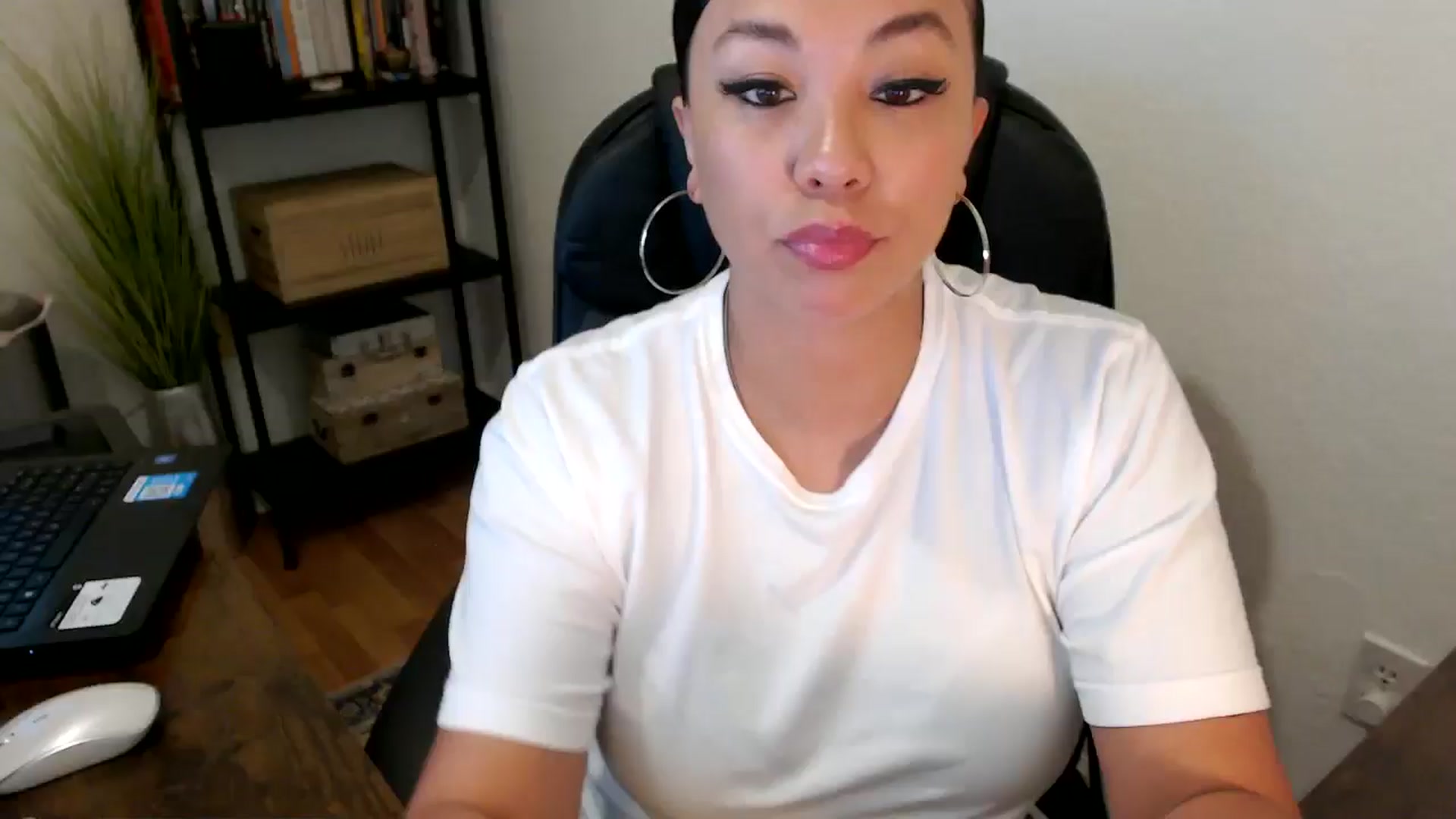 Gallery image thumbnail from MickaylaMoon's myfreecams stream on, 08/12/2024, 14:18 image 1 of 20