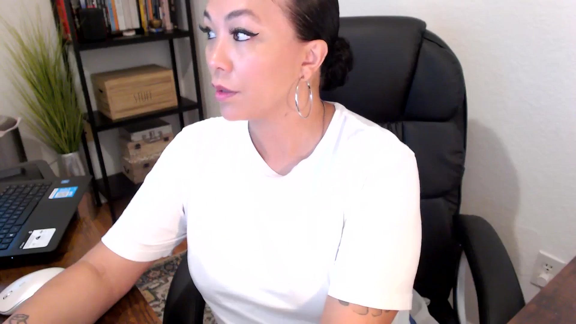 Gallery image thumbnail from MickaylaMoon's myfreecams stream on, 08/12/2024, 15:06 image 6 of 20