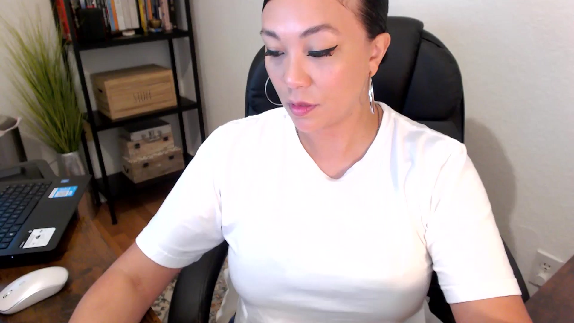 Gallery image thumbnail from MickaylaMoon's myfreecams stream on, 08/12/2024, 15:06 image 10 of 20