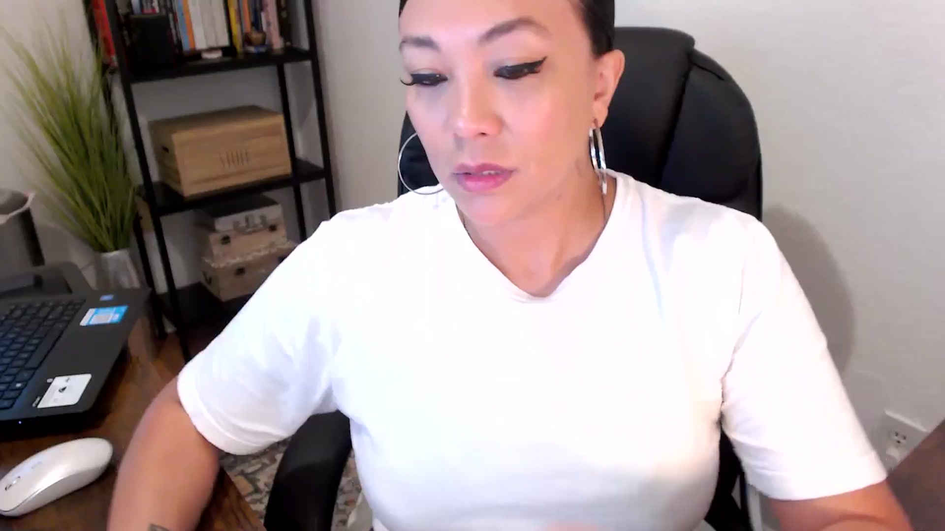 Gallery image thumbnail from MickaylaMoon's myfreecams stream on, 08/12/2024, 15:06 image 4 of 20