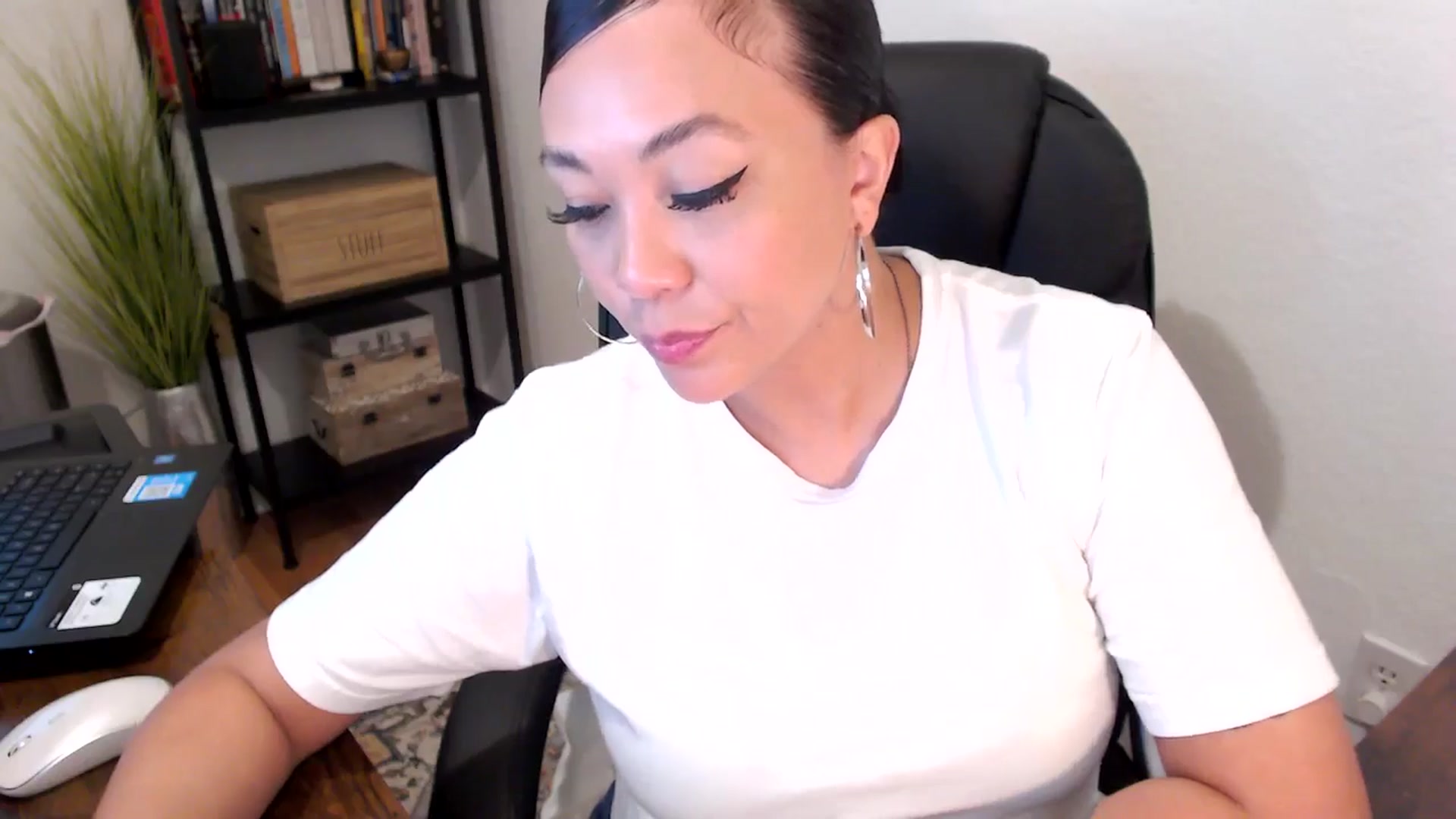 Gallery image thumbnail from MickaylaMoon's myfreecams stream on, 08/12/2024, 15:06 image 15 of 20