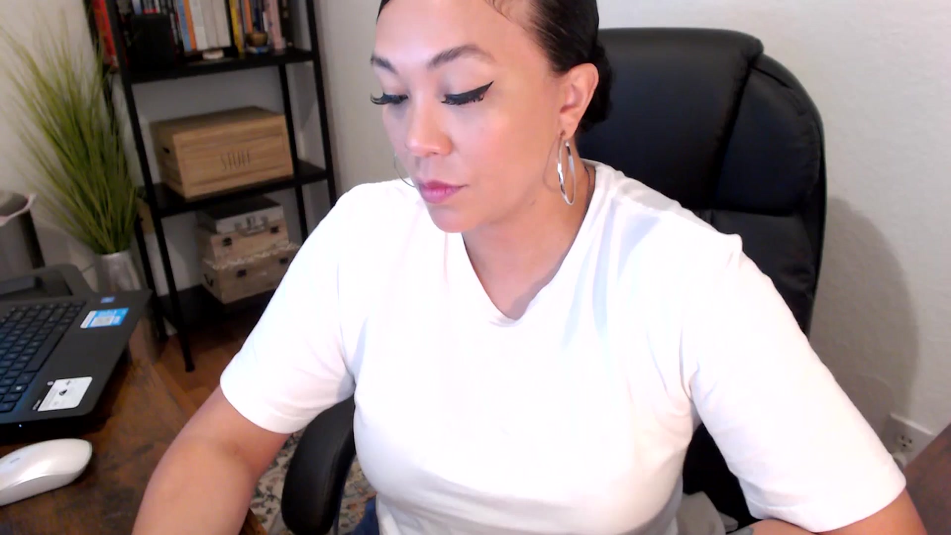 Gallery image thumbnail from MickaylaMoon's myfreecams stream on, 08/12/2024, 15:06 image 19 of 20