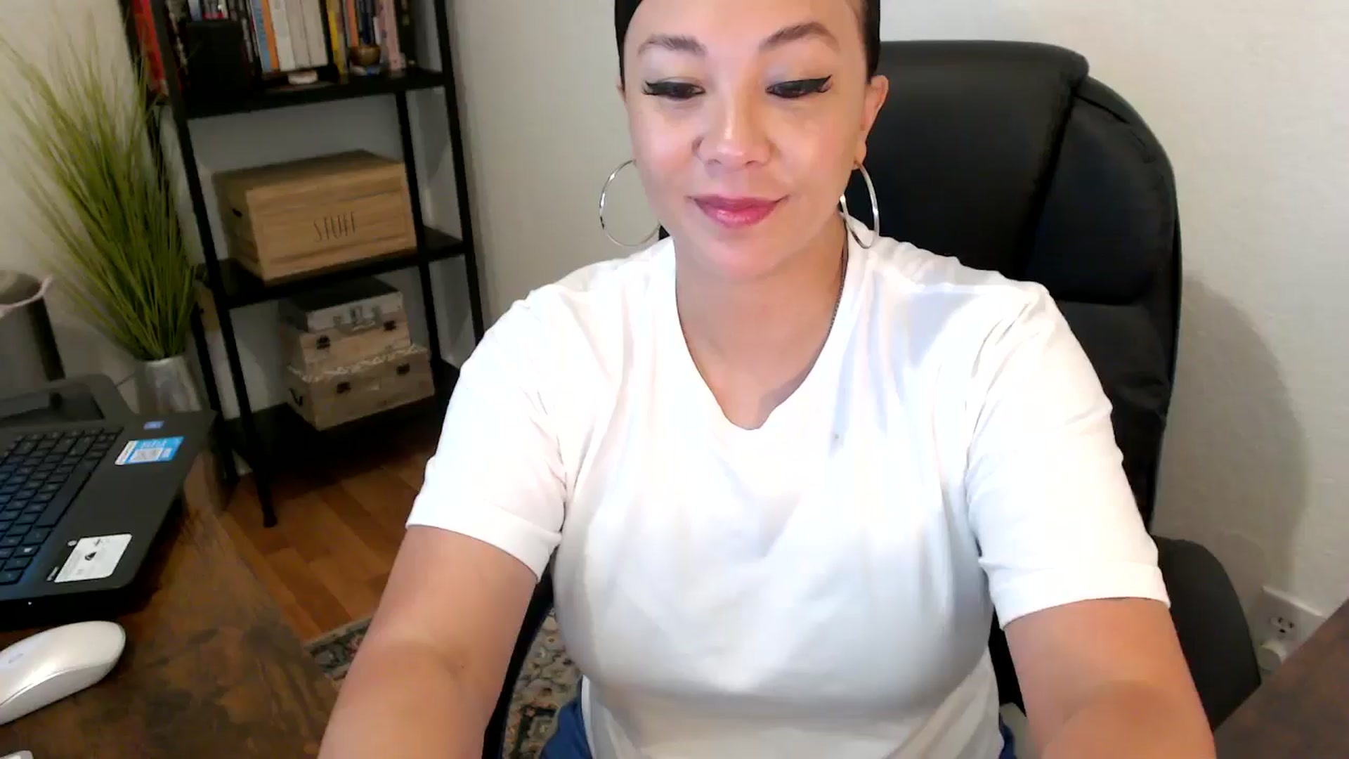 Gallery image thumbnail from MickaylaMoon's myfreecams stream on, 08/12/2024, 18:28 image 1 of 20