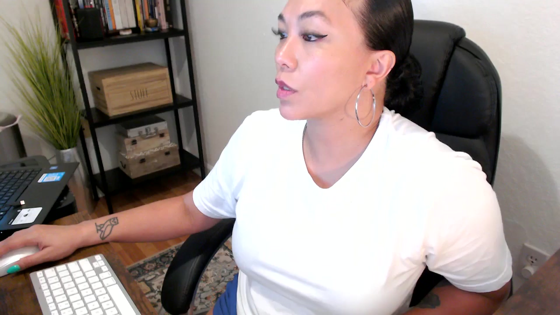 Gallery image thumbnail from MickaylaMoon's myfreecams stream on, 08/12/2024, 18:28 image 5 of 20
