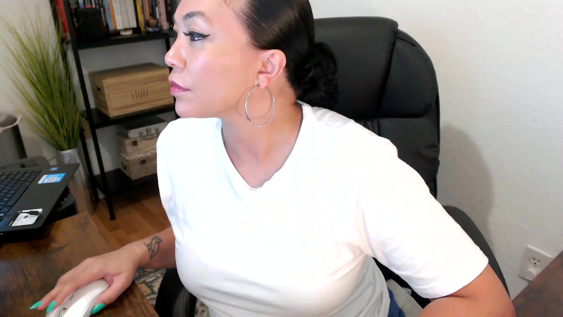 Gallery image thumbnail from MickaylaMoon's myfreecams stream on, 08/12/2024, 18:28 image 12 of 20