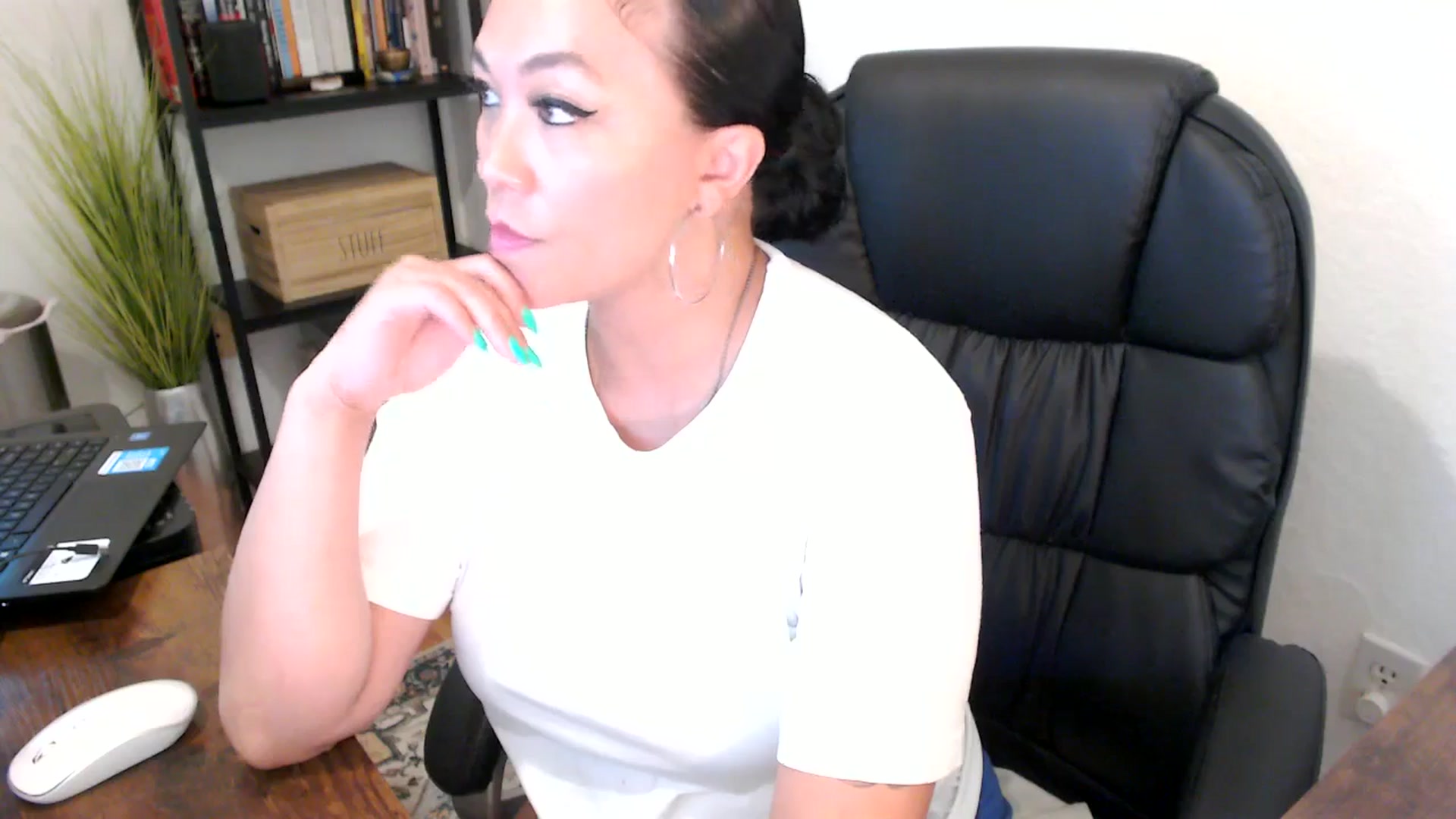 Gallery image thumbnail from MickaylaMoon's myfreecams stream on, 08/12/2024, 18:28 image 10 of 20