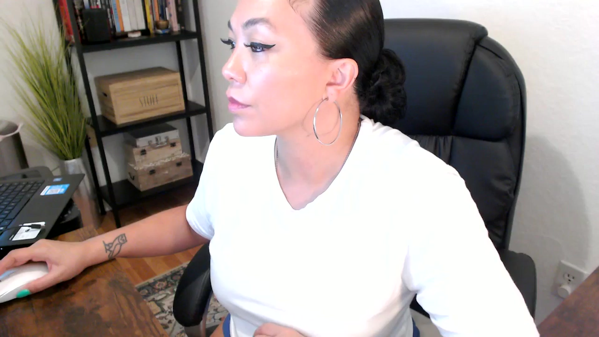 Gallery image thumbnail from MickaylaMoon's myfreecams stream on, 08/12/2024, 18:28 image 11 of 20