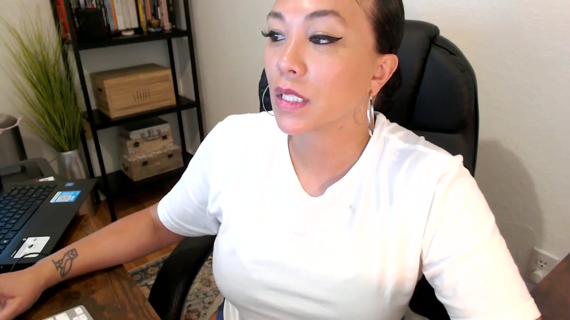 Gallery image thumbnail from MickaylaMoon's myfreecams stream on, 08/12/2024, 18:28 image 18 of 20