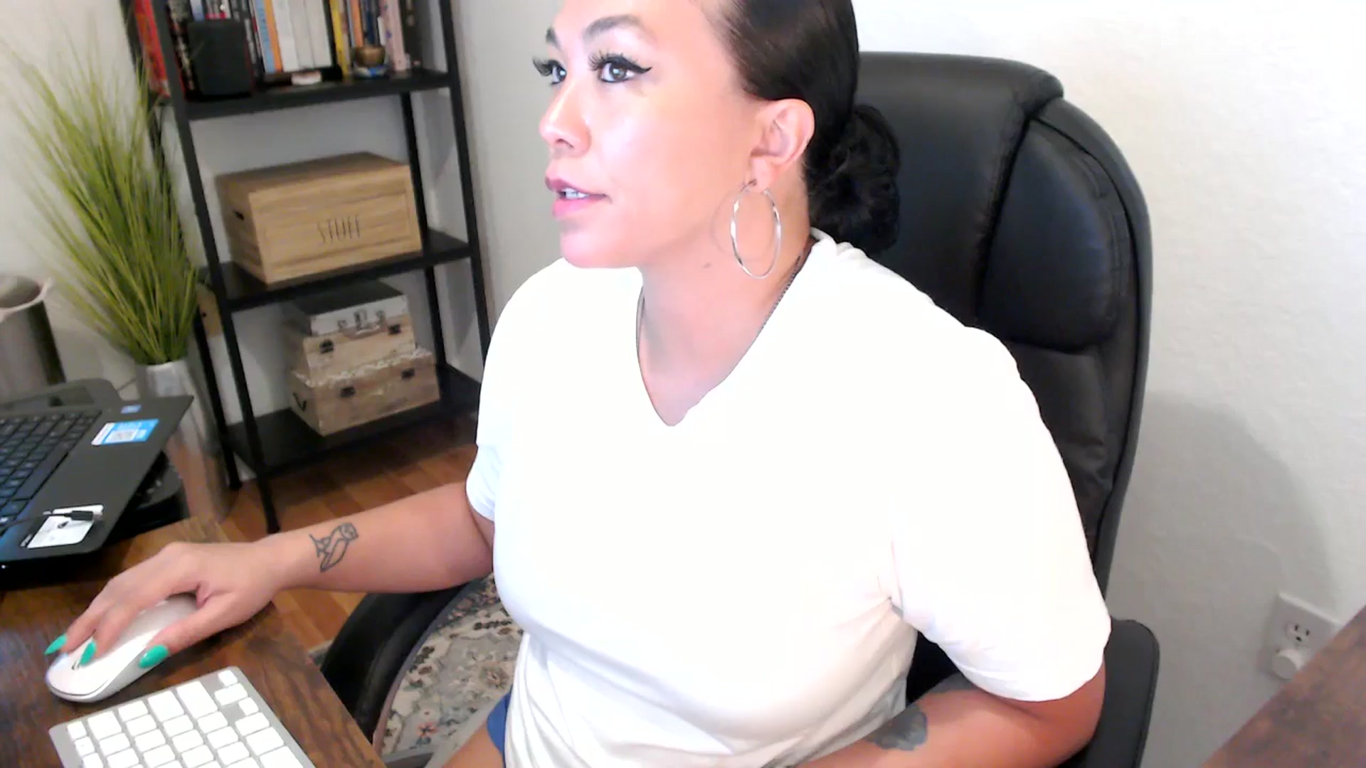 Gallery image thumbnail from MickaylaMoon's myfreecams stream on, 08/12/2024, 18:28 image 13 of 20