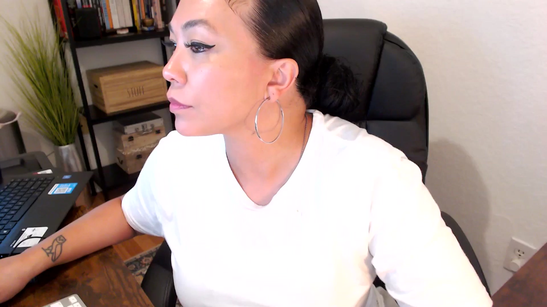 Gallery image thumbnail from MickaylaMoon's myfreecams stream on, 08/12/2024, 18:52 image 3 of 20