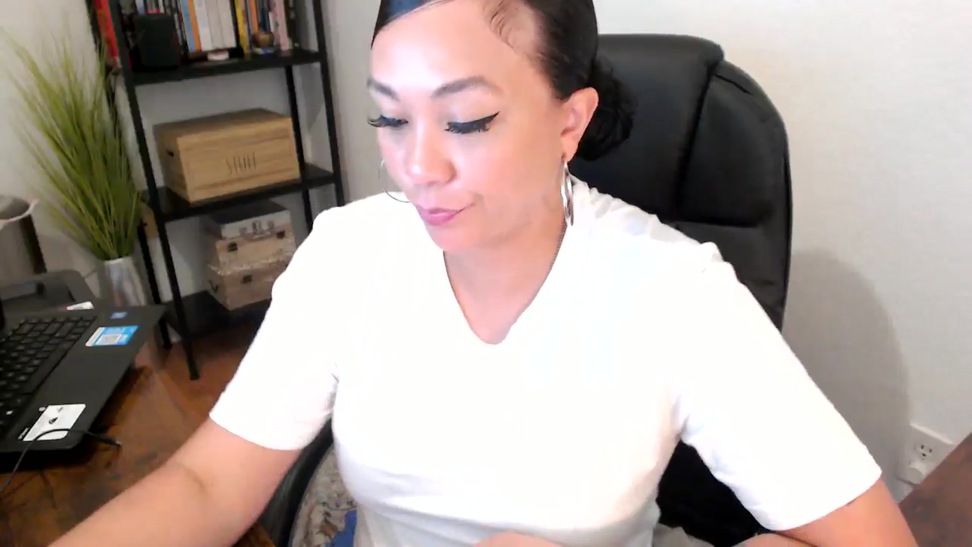 Gallery image thumbnail from MickaylaMoon's myfreecams stream on, 08/12/2024, 18:52 image 18 of 20