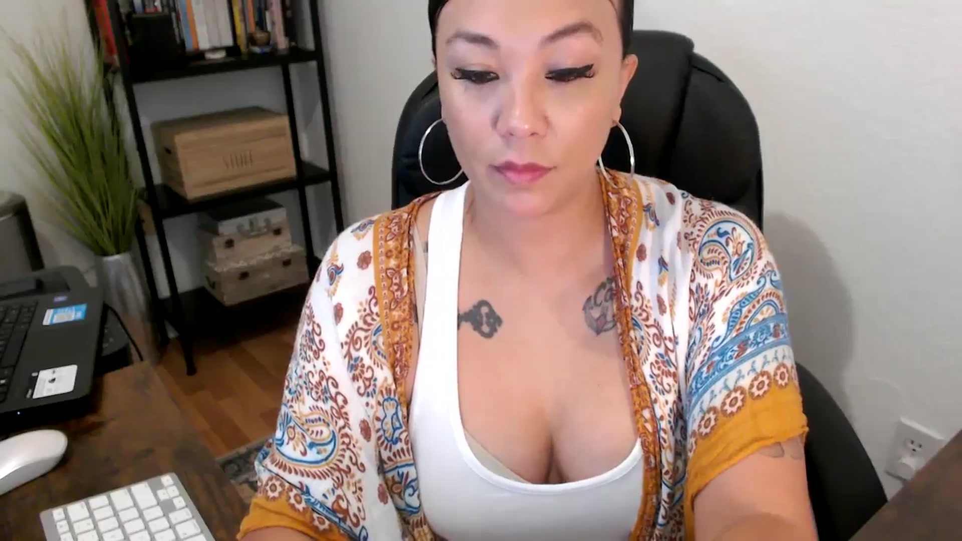 Gallery image thumbnail from MickaylaMoon's myfreecams stream on, 08/13/2024, 18:02 image 11 of 20