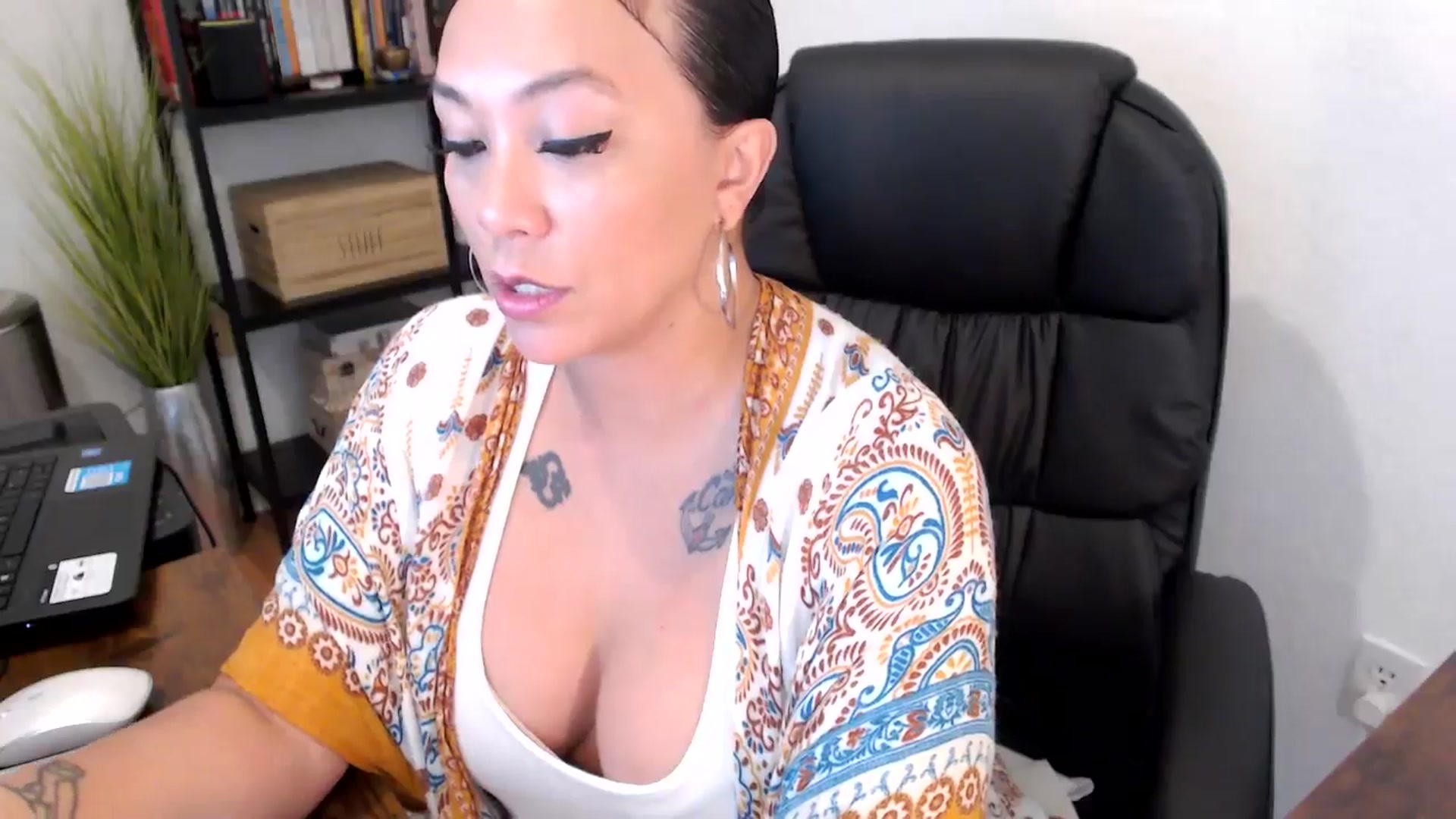 Gallery image thumbnail from MickaylaMoon's myfreecams stream on, 08/13/2024, 19:26 image 17 of 20