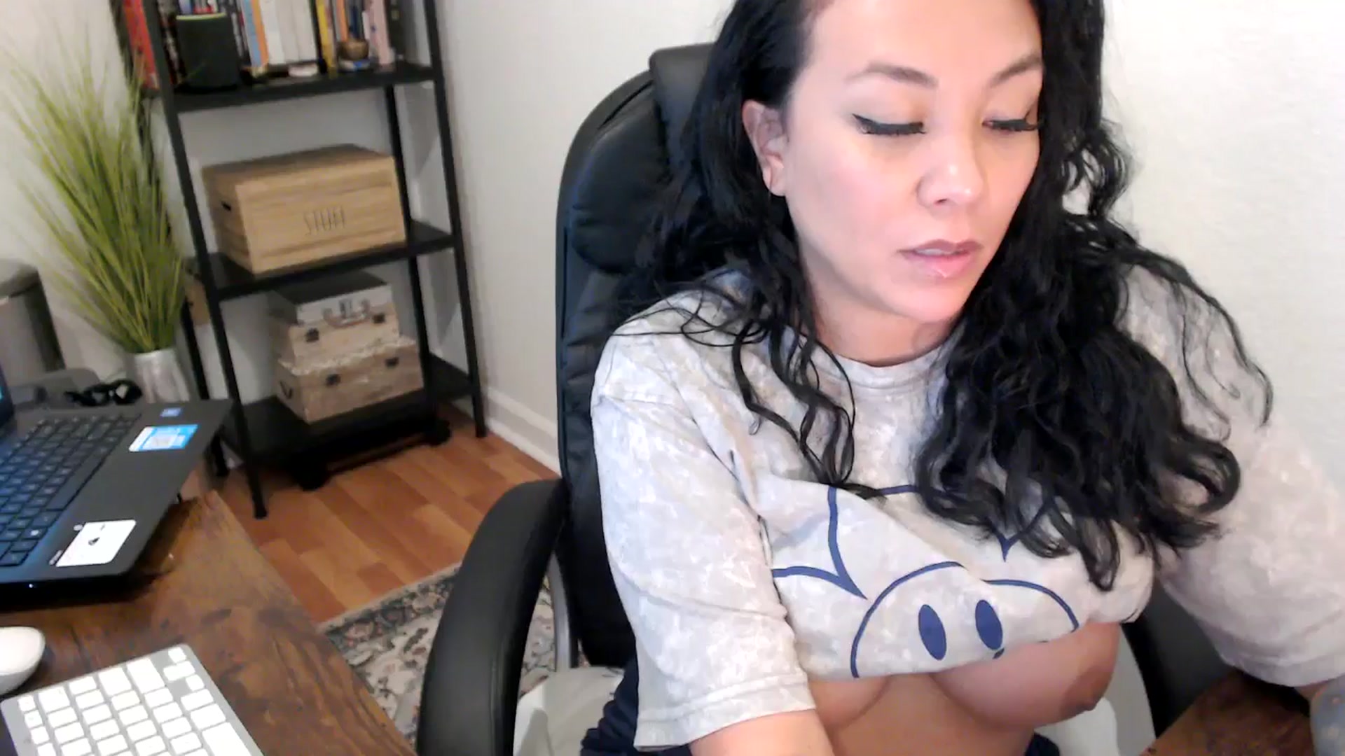 Gallery image thumbnail from MickaylaMoon's myfreecams stream on, 08/16/2024, 22:10 image 16 of 20