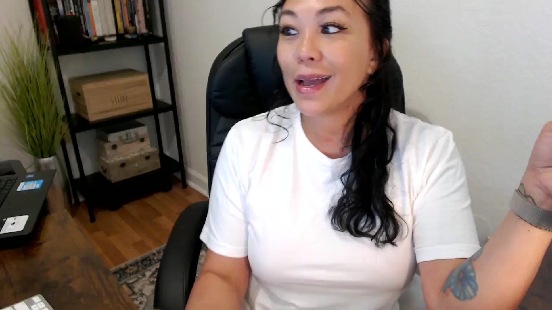 Gallery image thumbnail from MickaylaMoon's myfreecams stream on, 08/20/2024, 14:34 image 3 of 20