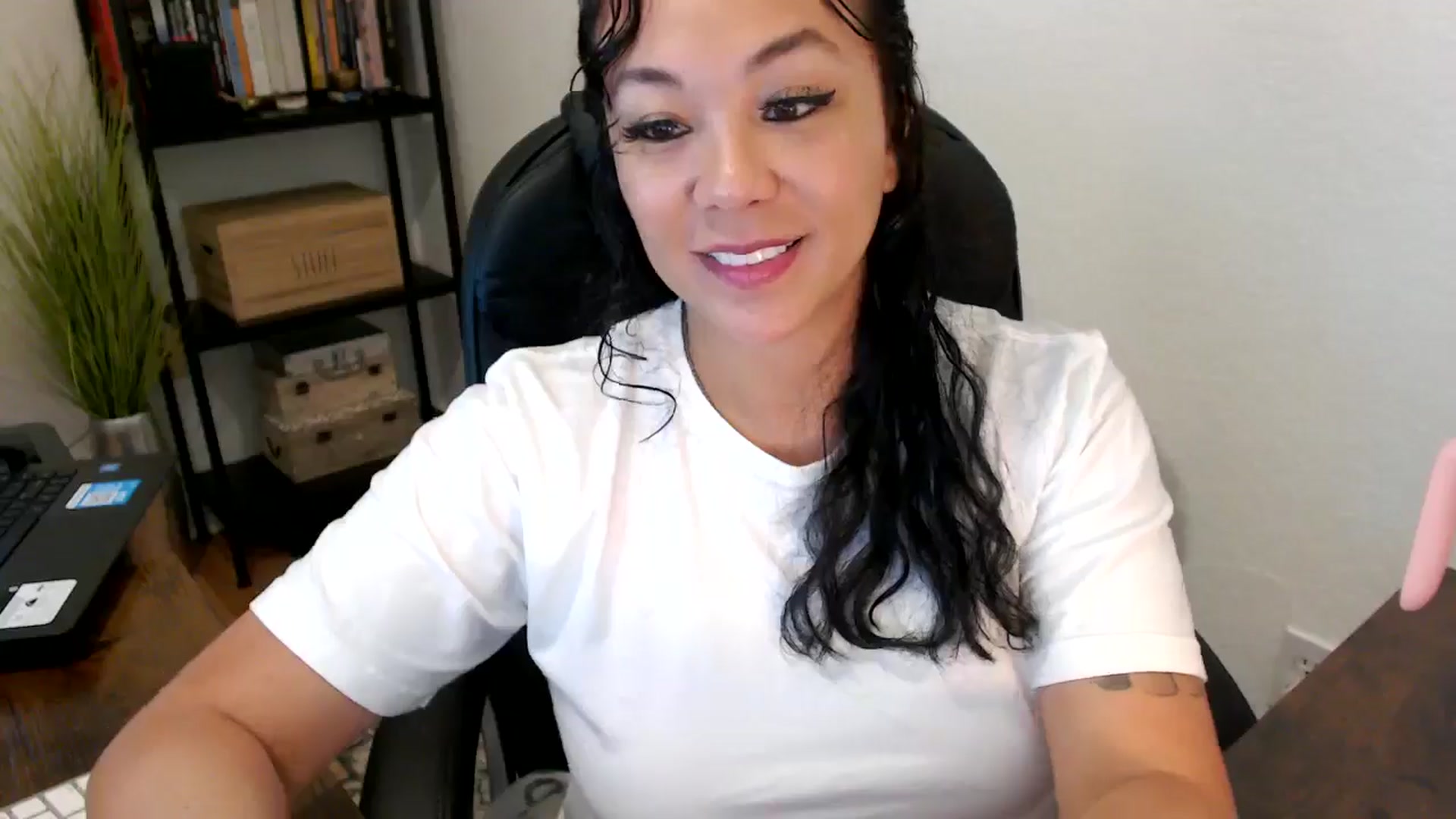 Gallery image thumbnail from MickaylaMoon's myfreecams stream on, 08/20/2024, 15:10 image 4 of 20