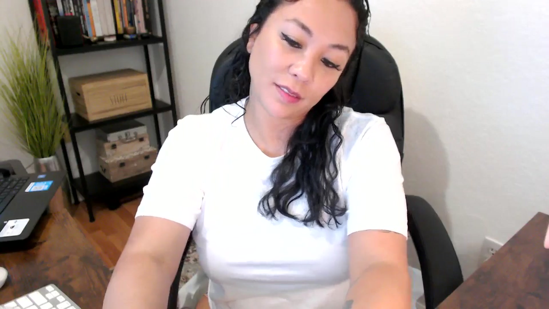 Gallery image thumbnail from MickaylaMoon's myfreecams stream on, 08/20/2024, 15:10 image 17 of 20