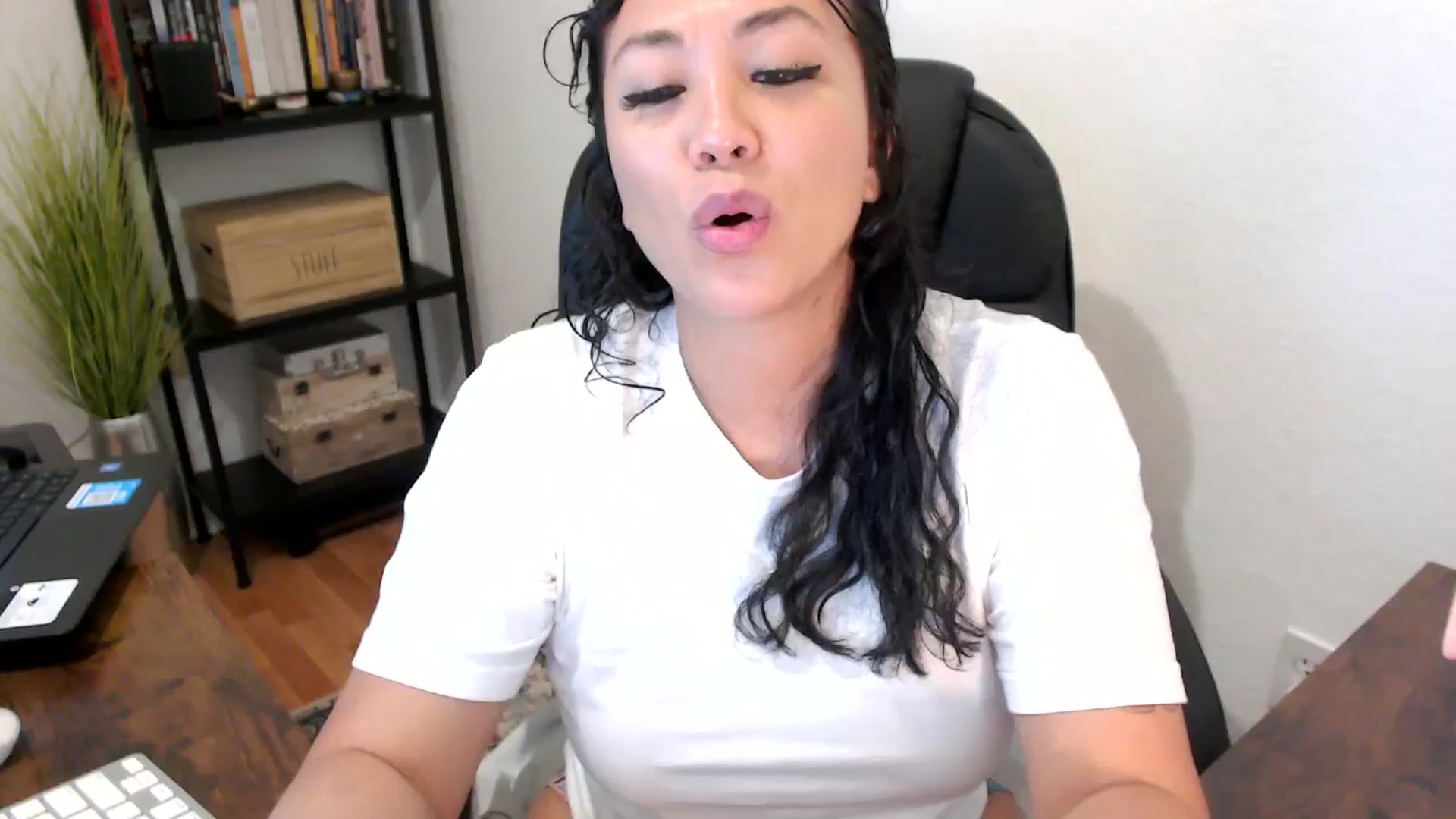 Gallery image thumbnail from MickaylaMoon's myfreecams stream on, 08/20/2024, 15:10 image 18 of 20